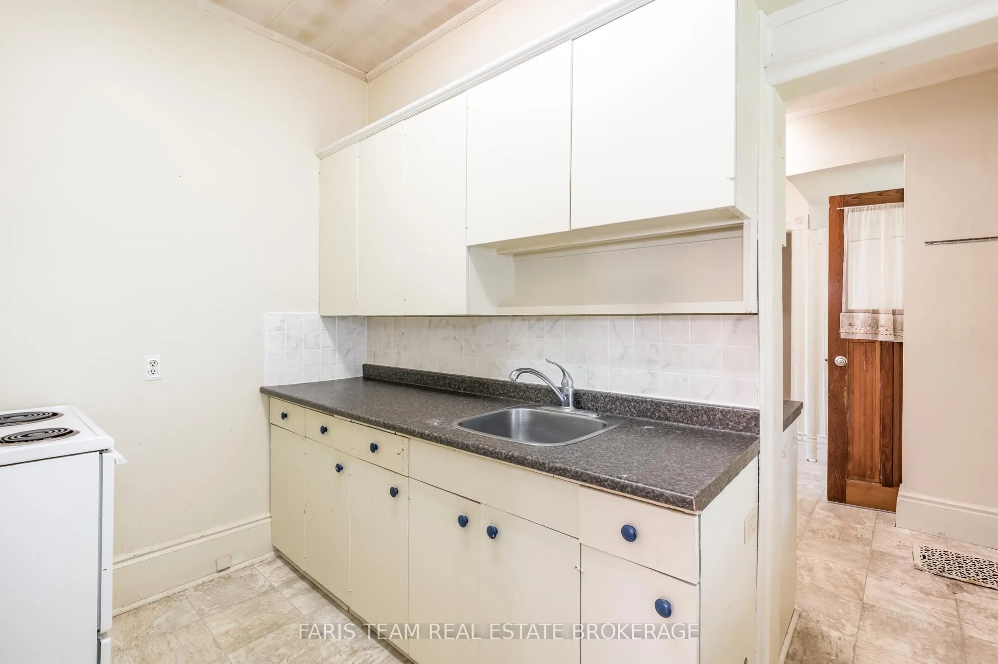 9 Borland Street E