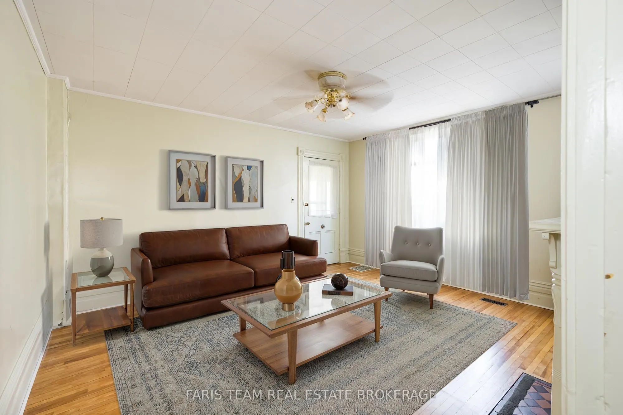 9 Borland Street E