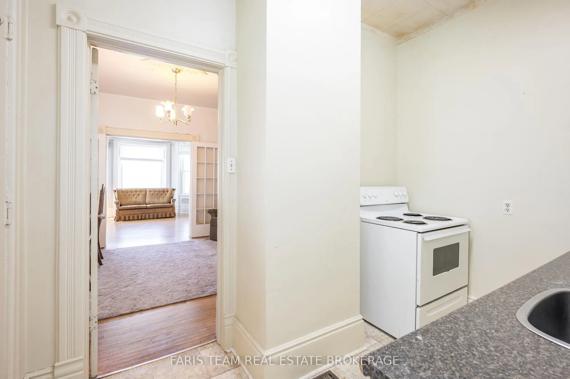 9 Borland Street E