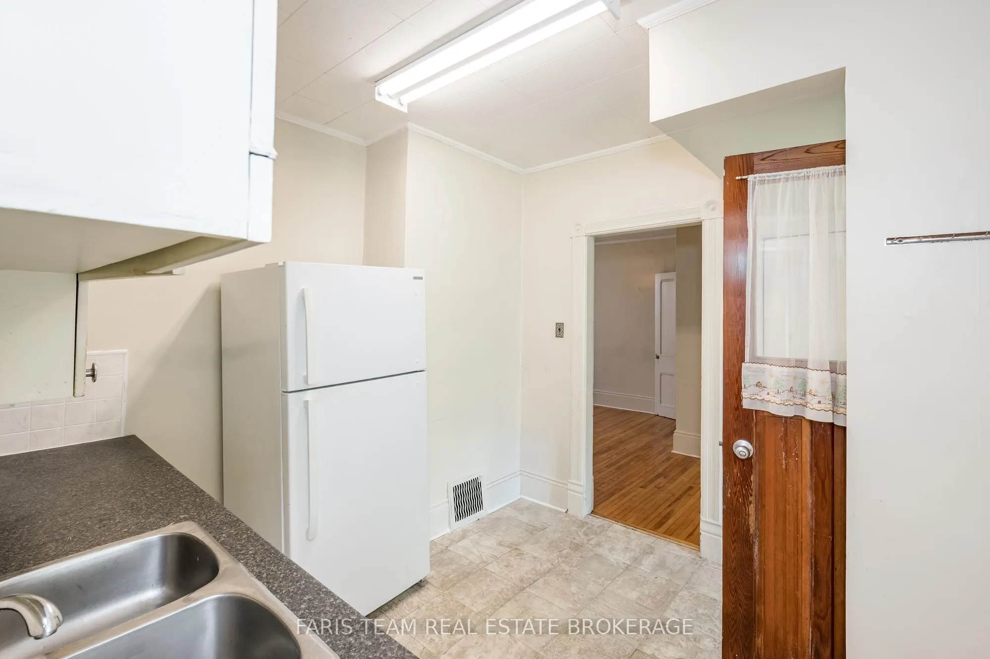 9 Borland Street E