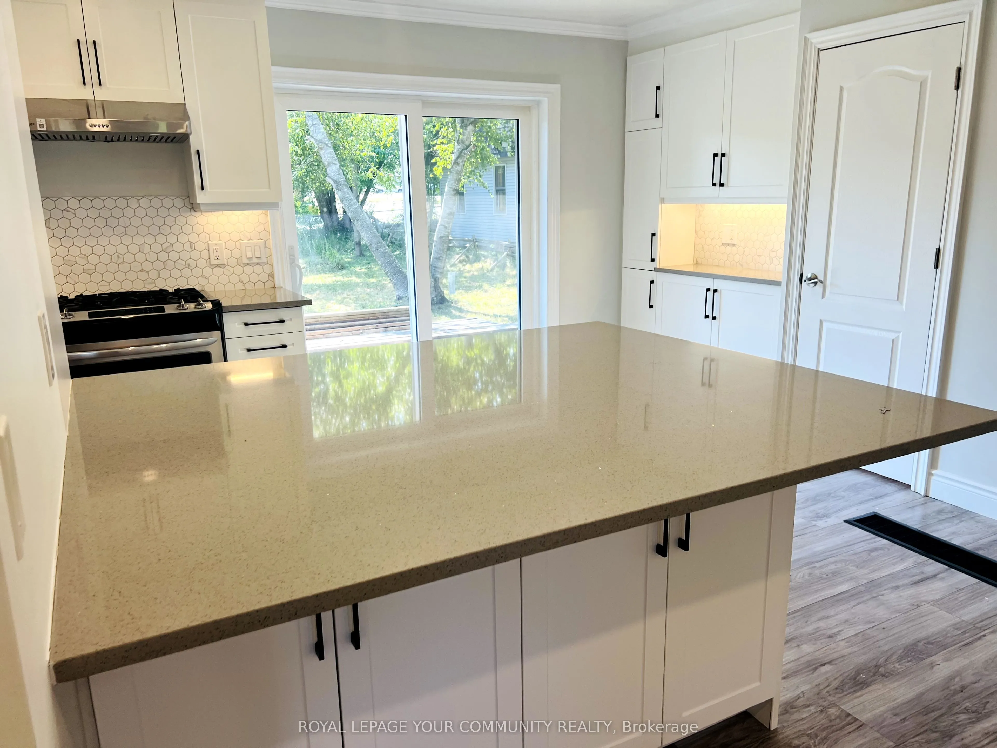 93 westmount Drive S, #upper