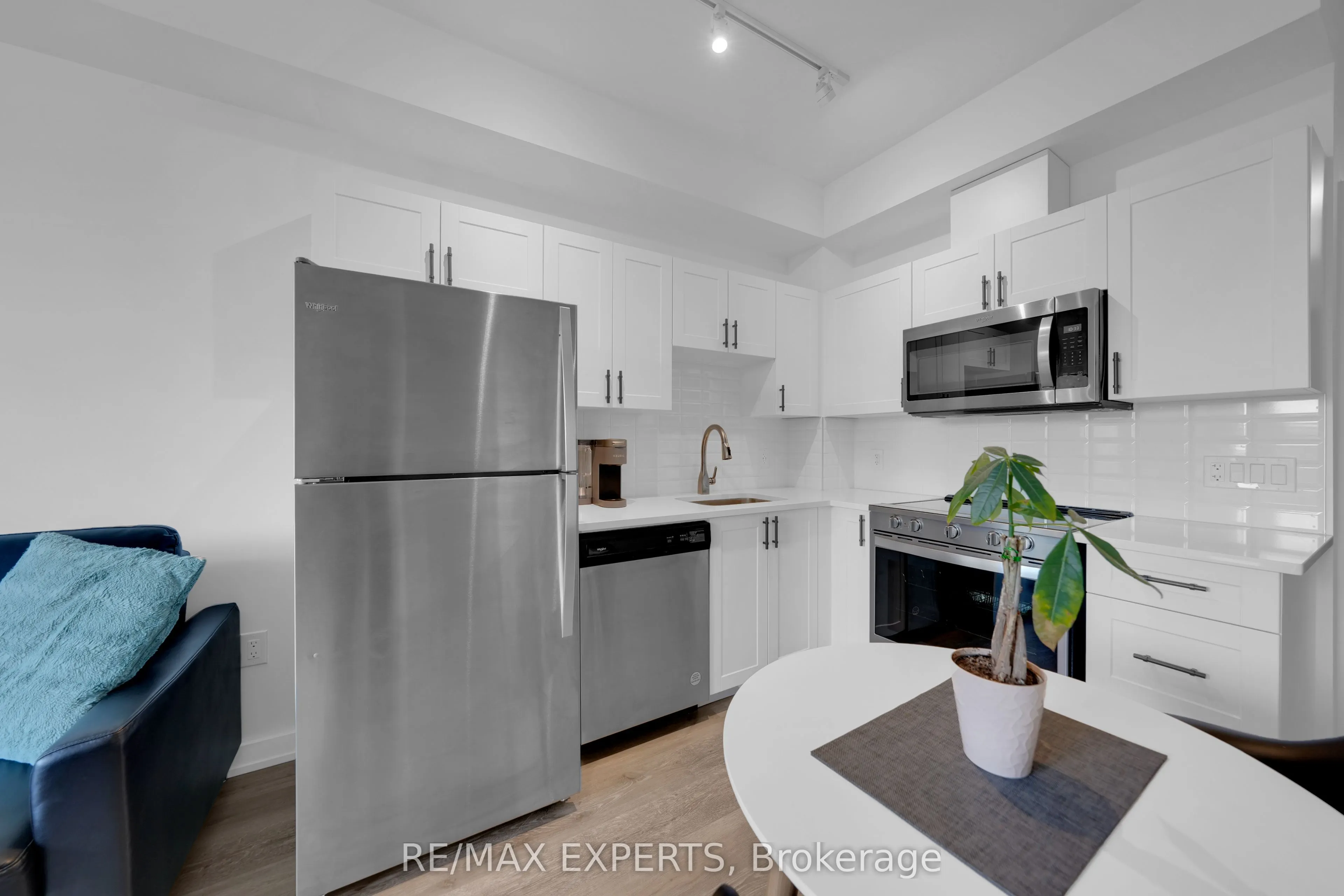 430 Essa Road, #209