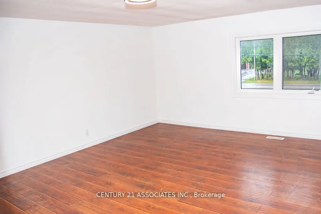 84 Balm Beach Road E