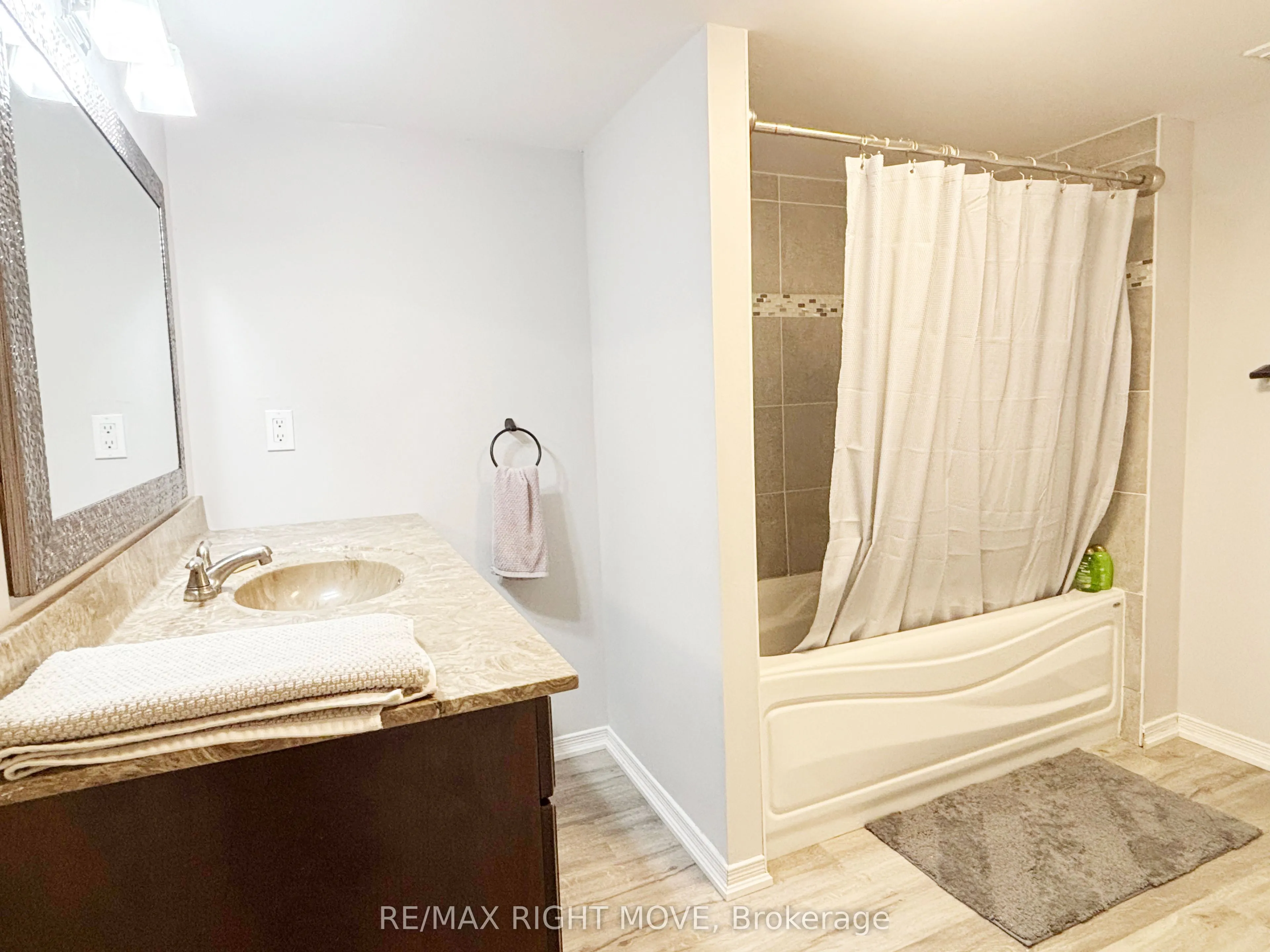 12 Dalton Crescent N, #B