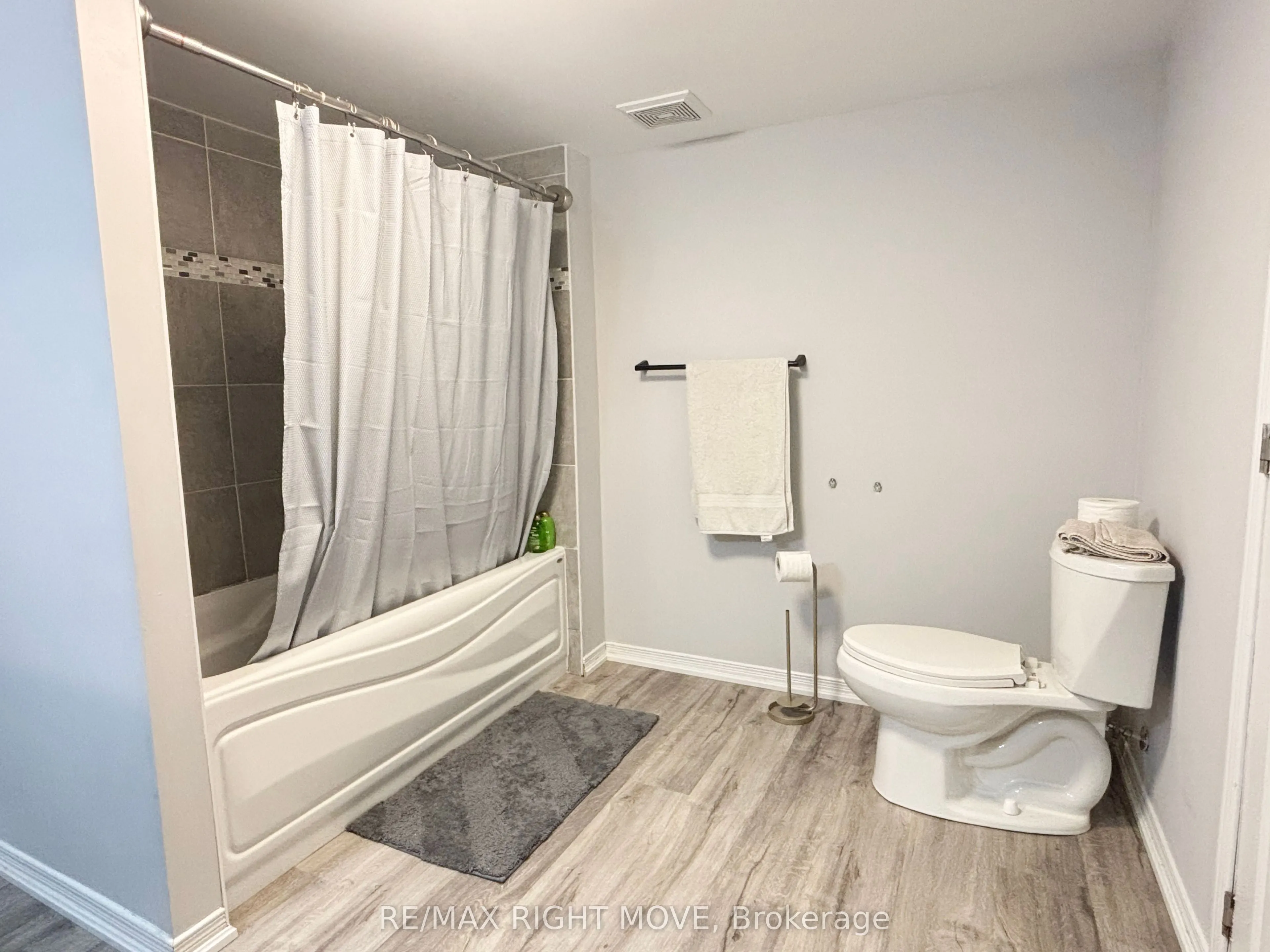 12 Dalton Crescent N, #B