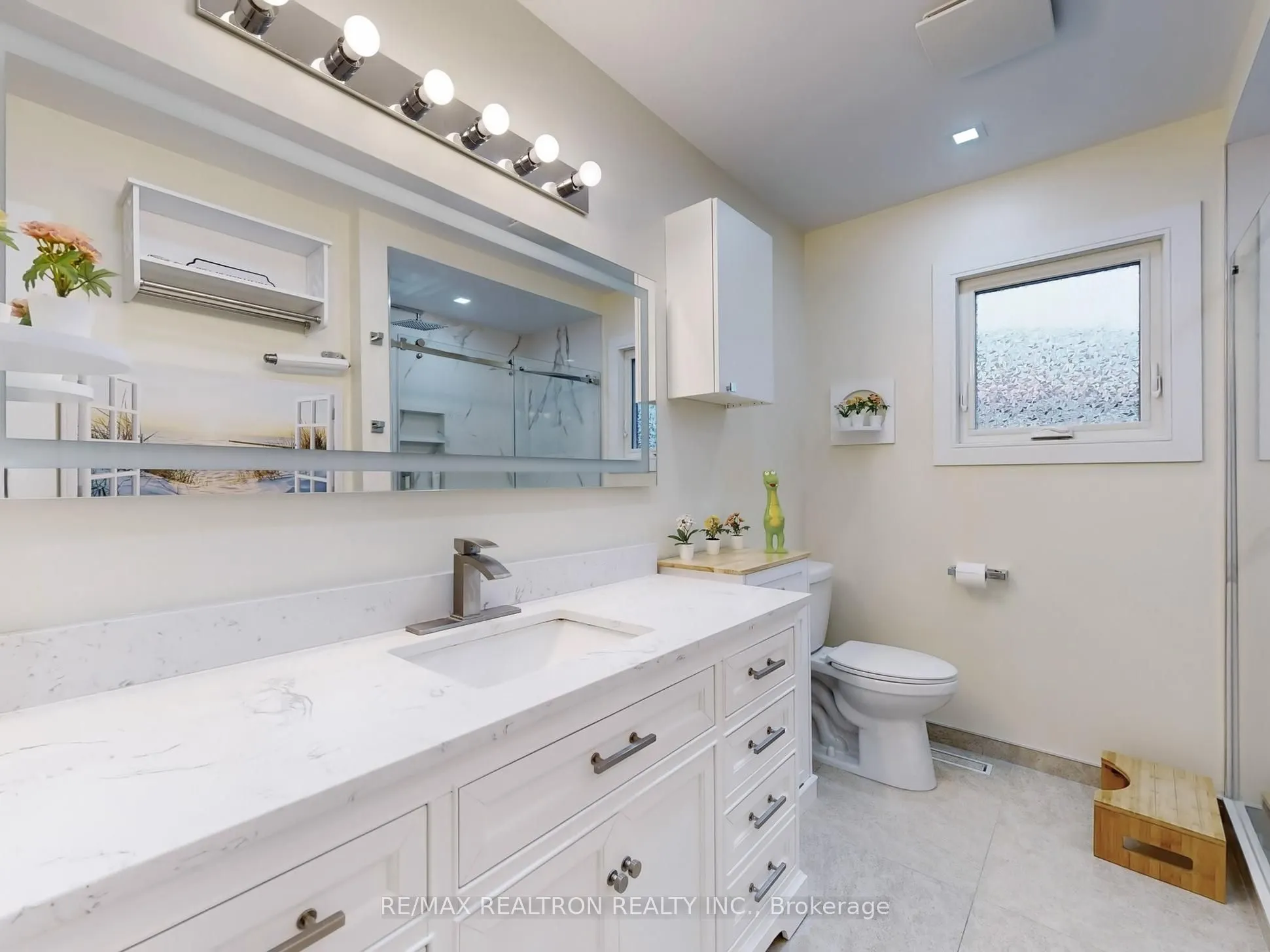 27 Moore Place, #Main & 2nd Flr