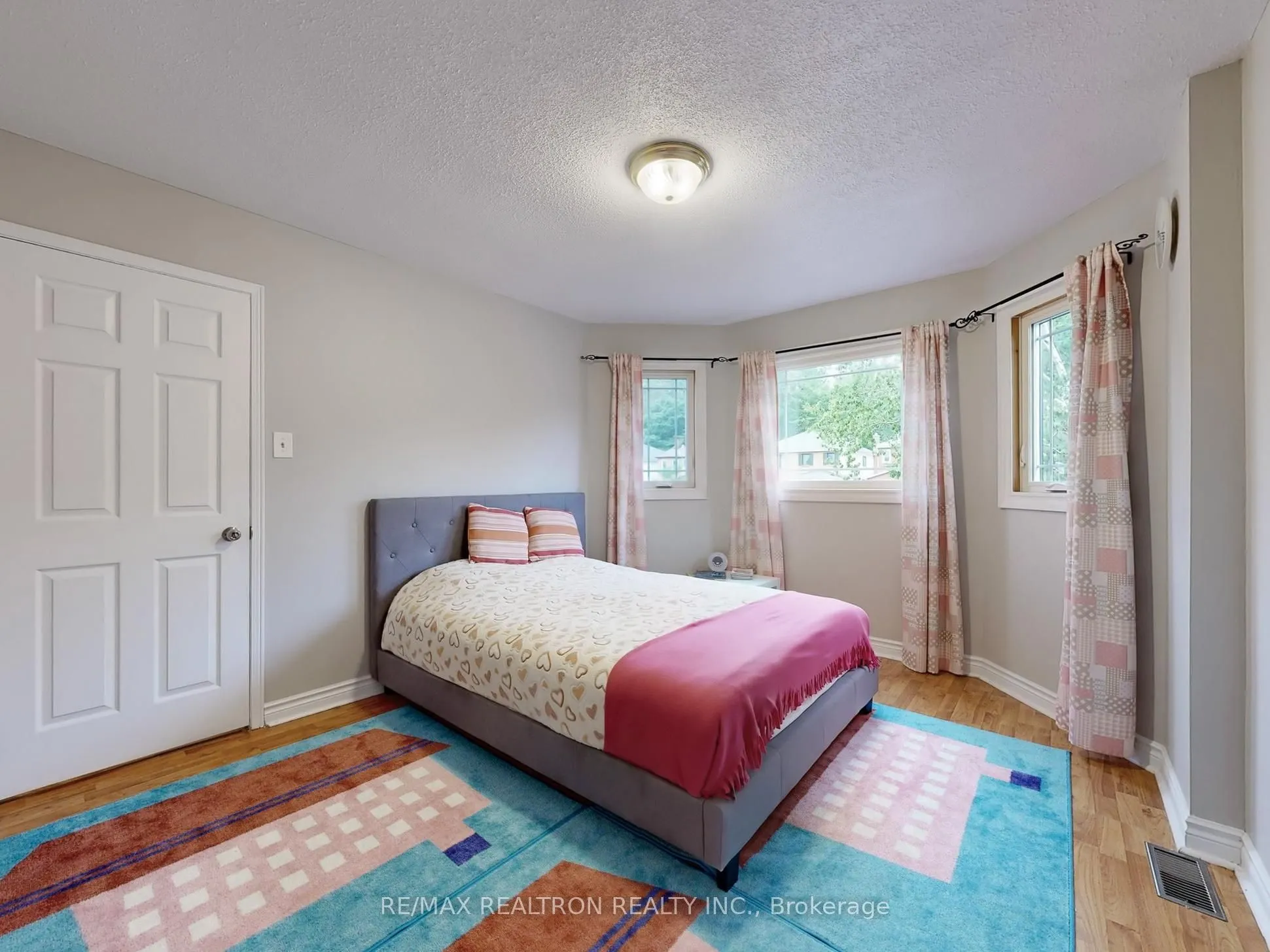 27 Moore Place, #Main & 2nd Flr