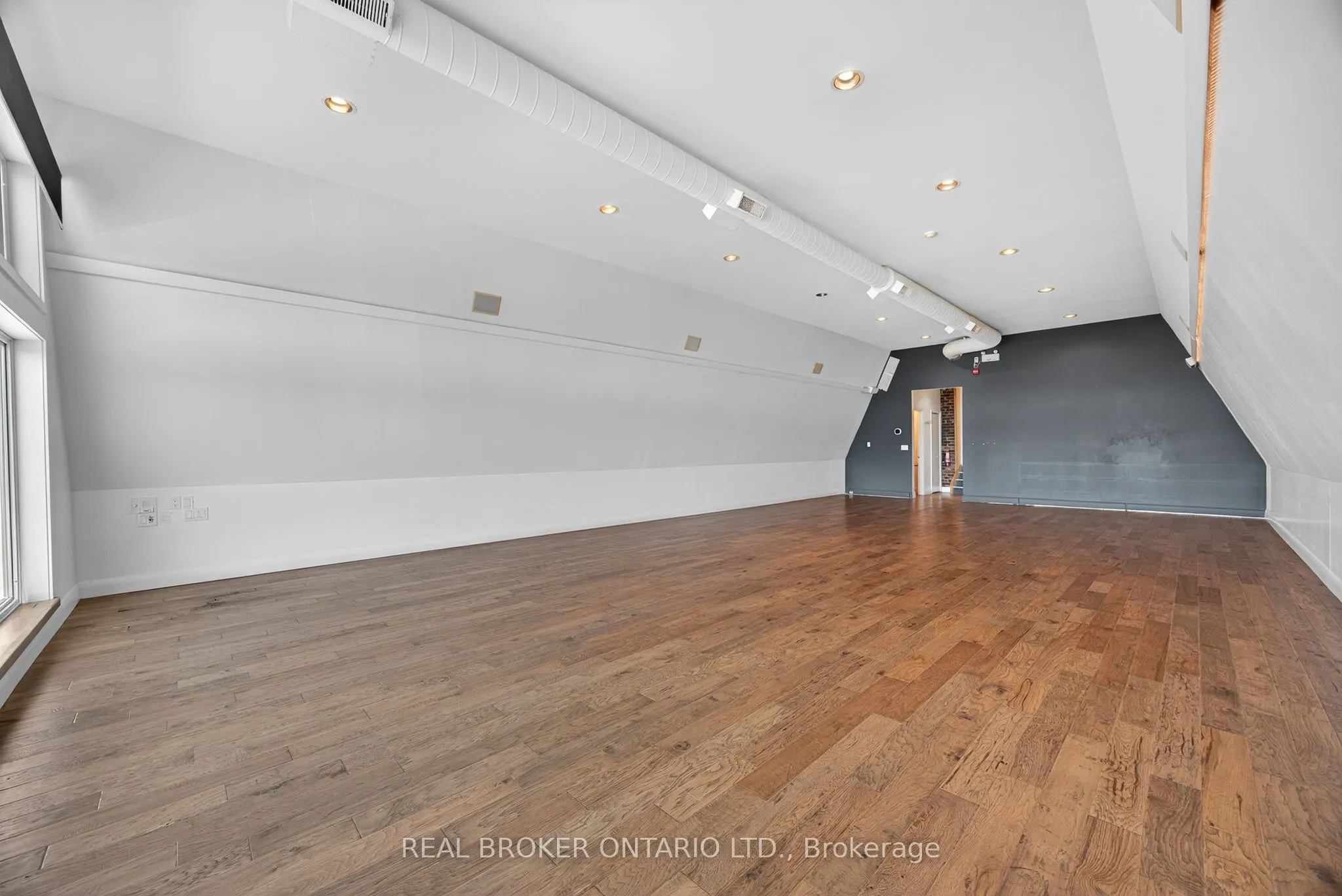 119 Dunlop Street E