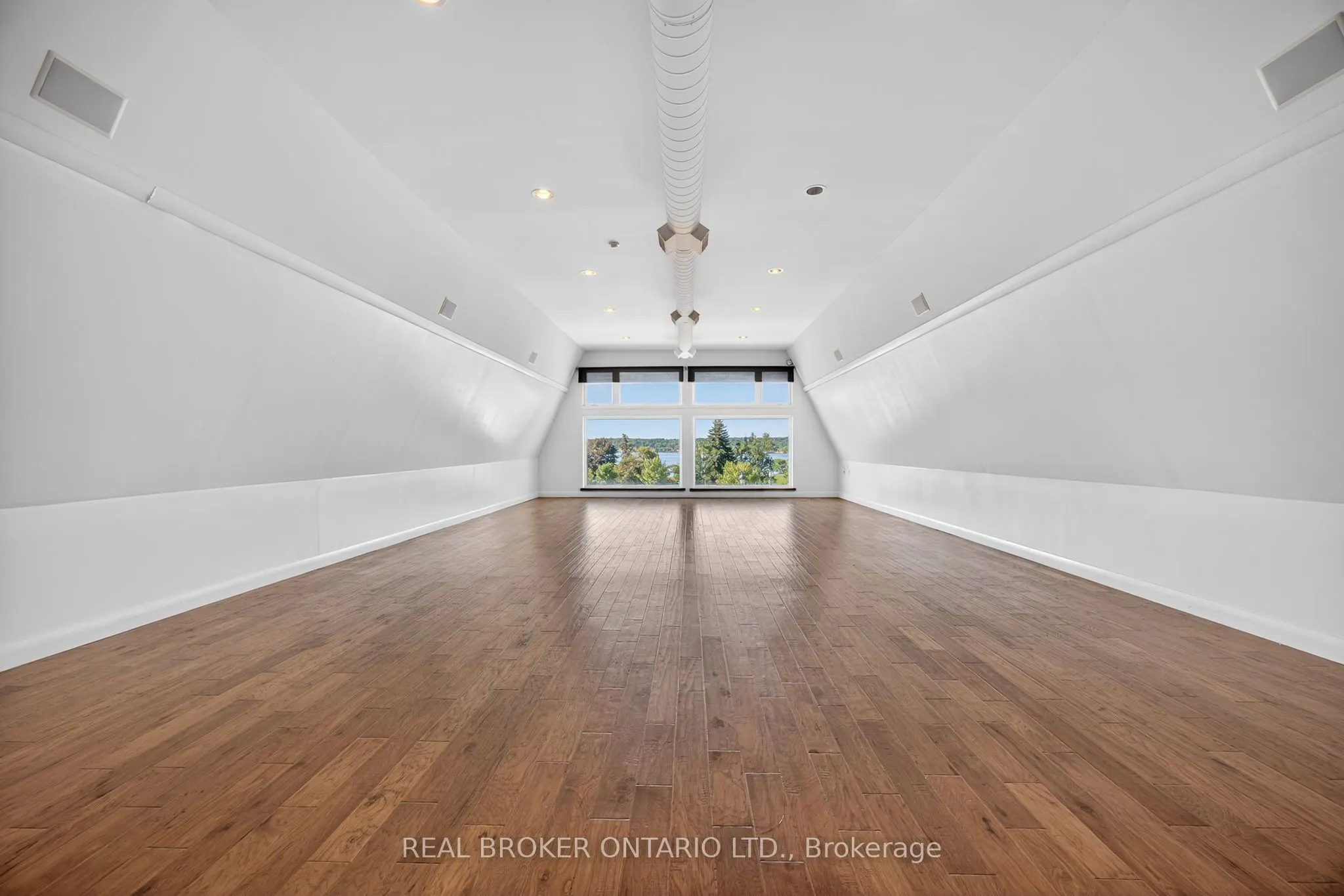 119 Dunlop Street E