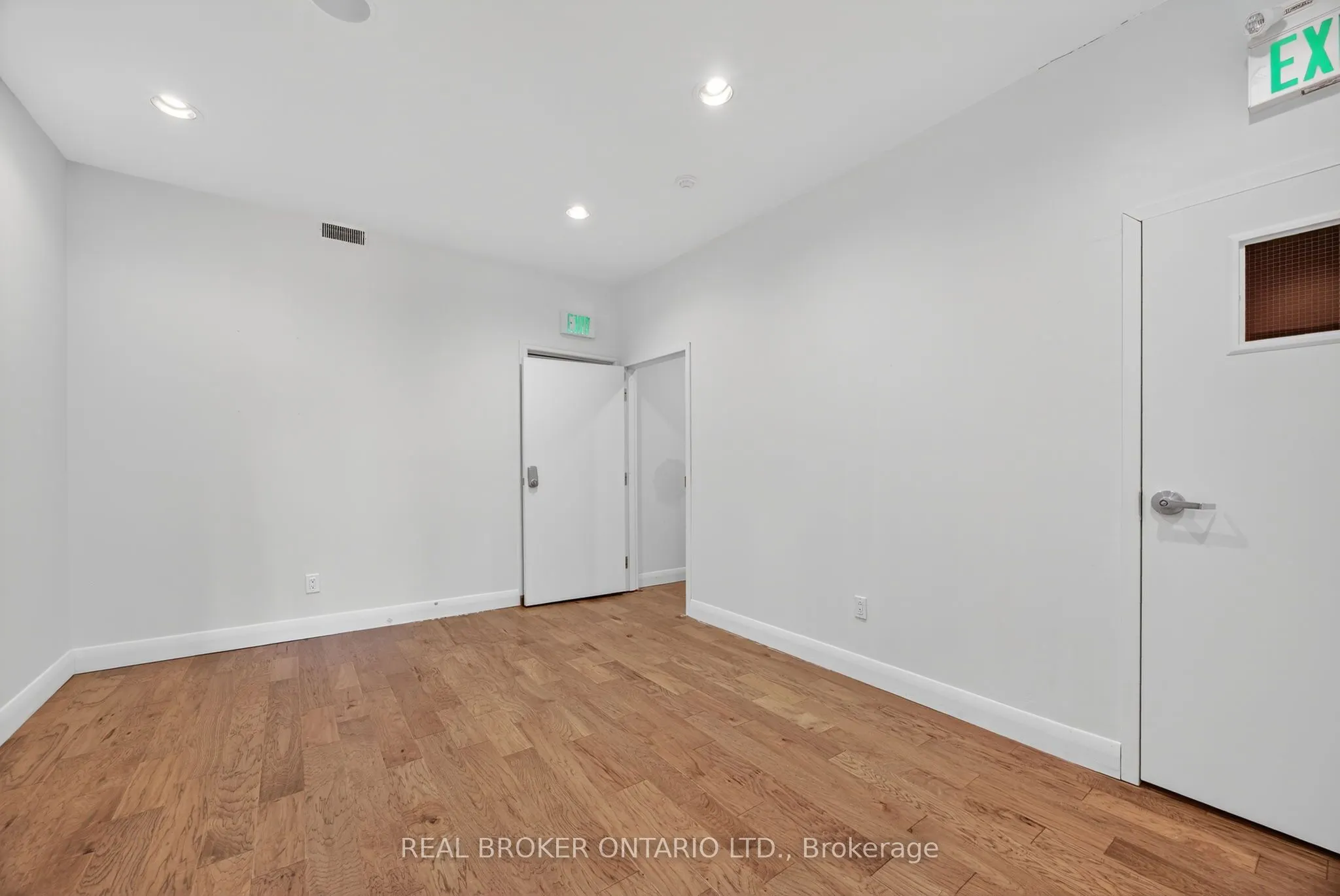 119 Dunlop Street E