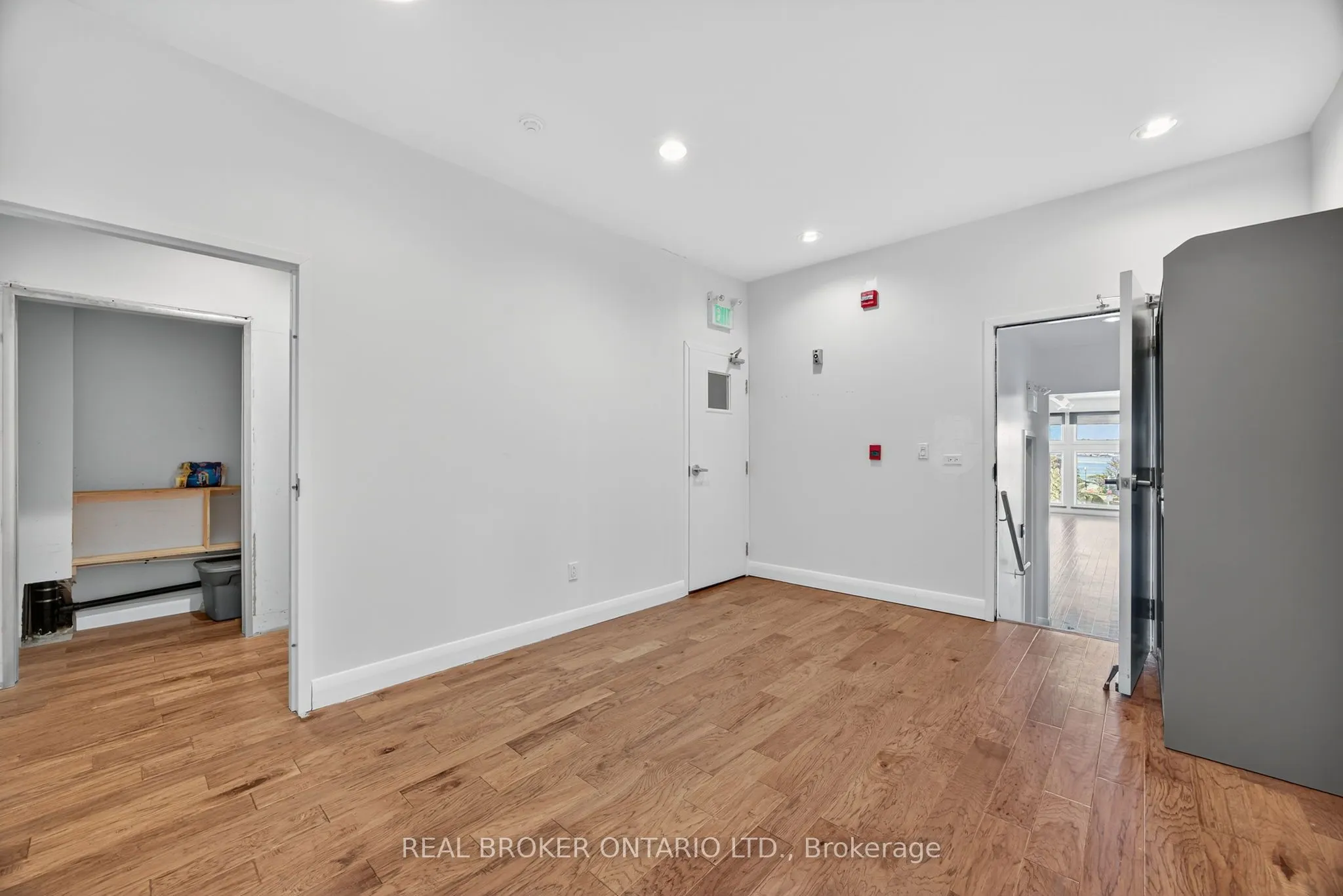 119 Dunlop Street E