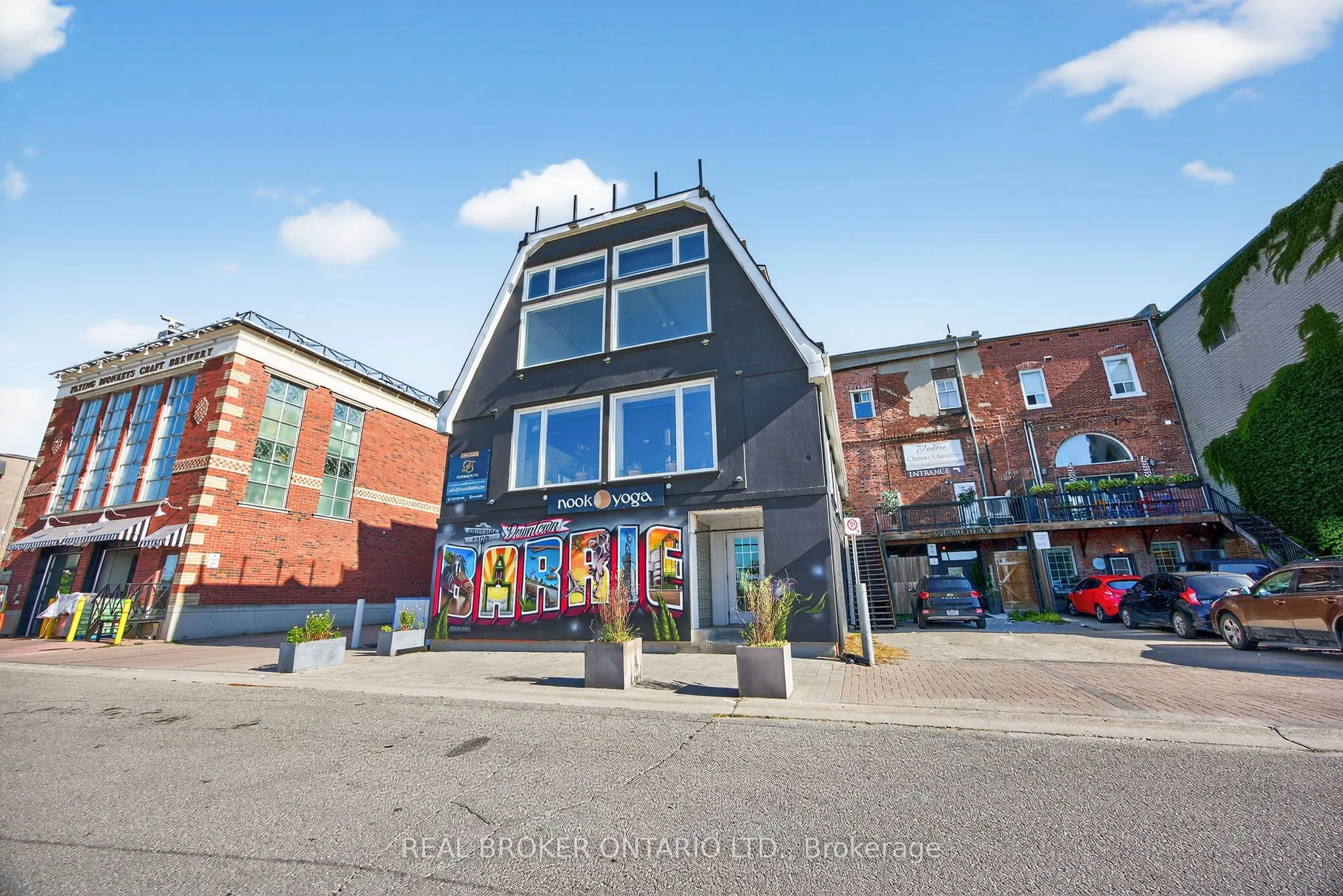 119 Dunlop Street E