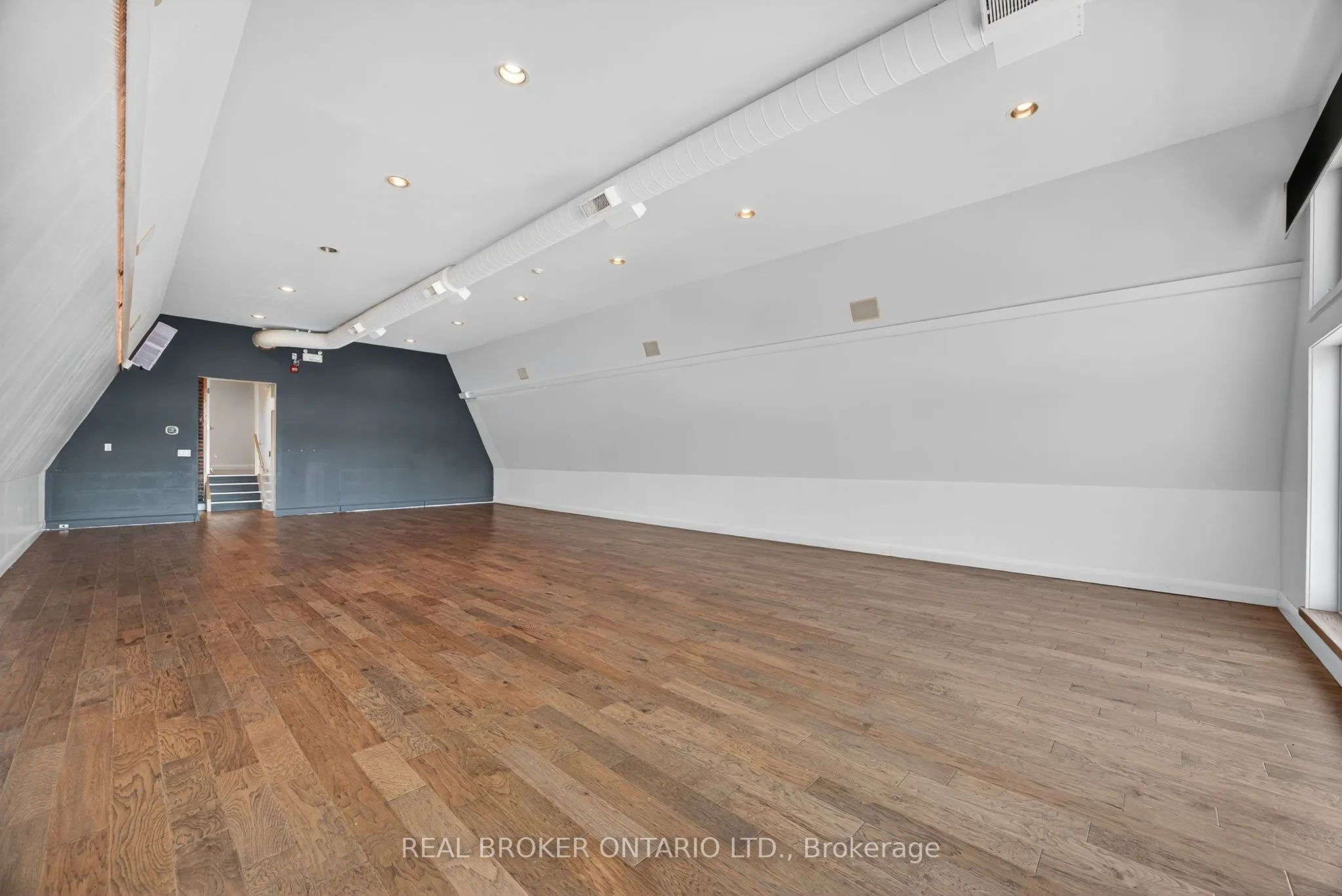 119 Dunlop Street E