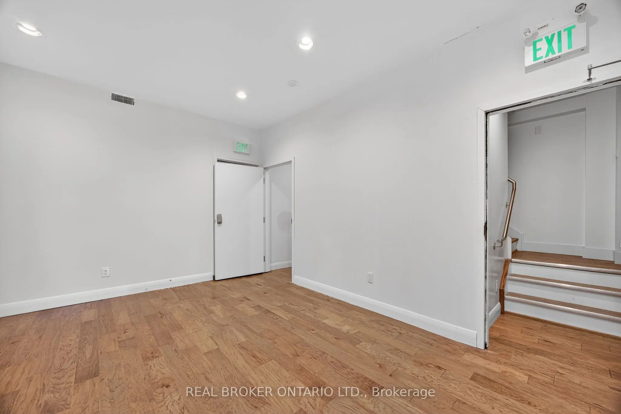 119 Dunlop Street E