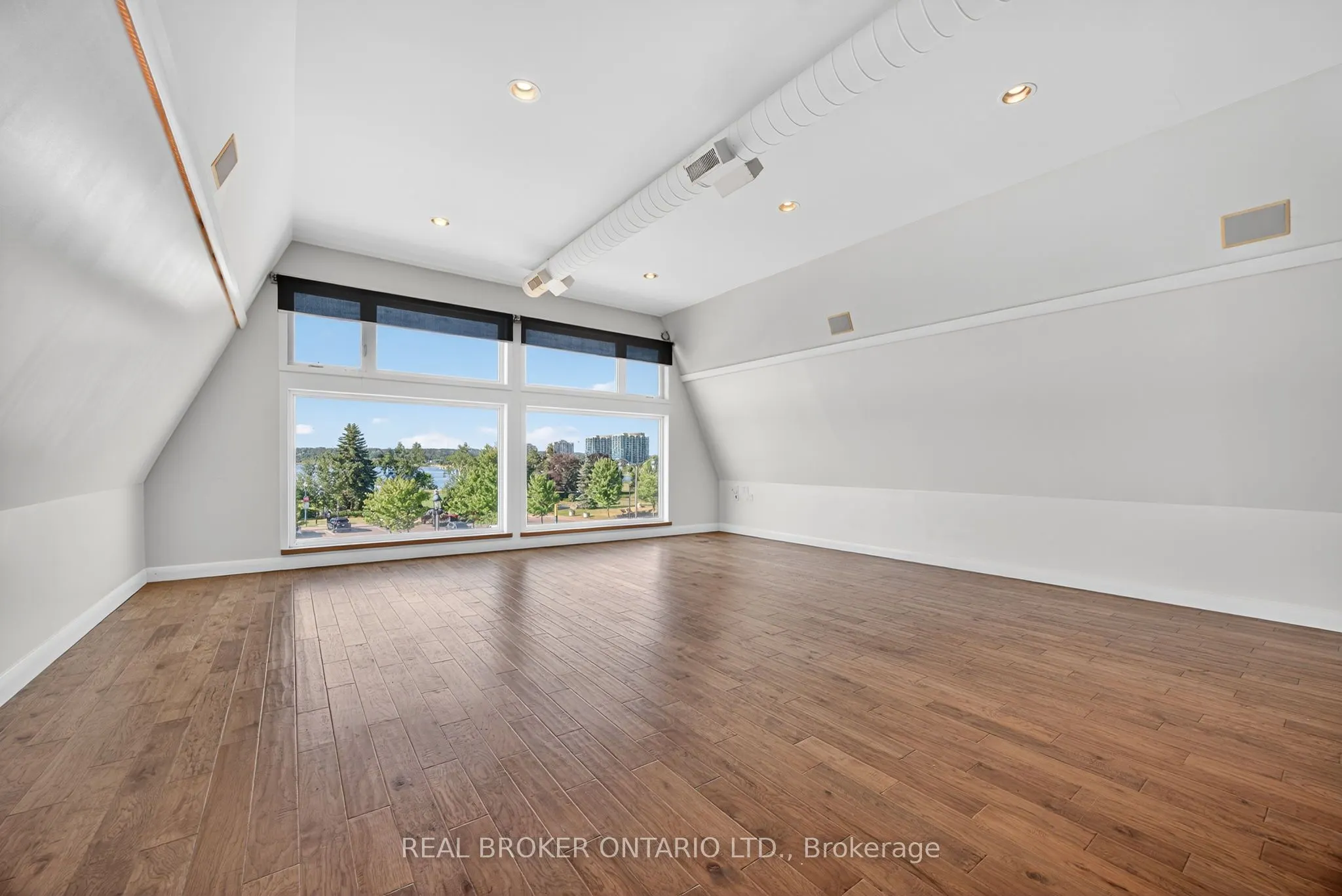 119 Dunlop Street E