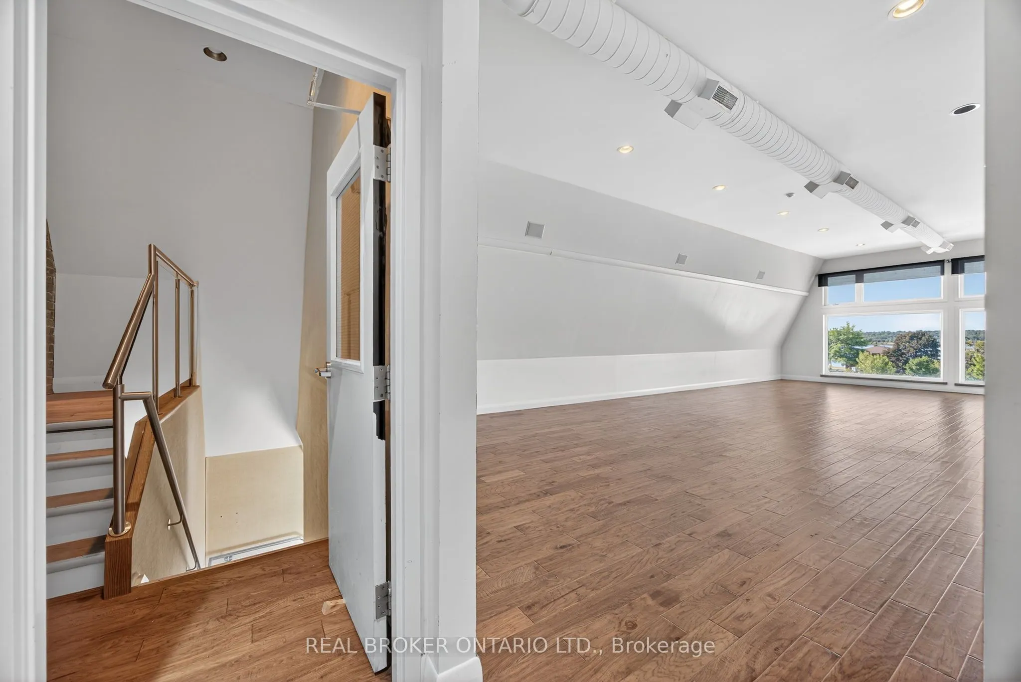 119 Dunlop Street E