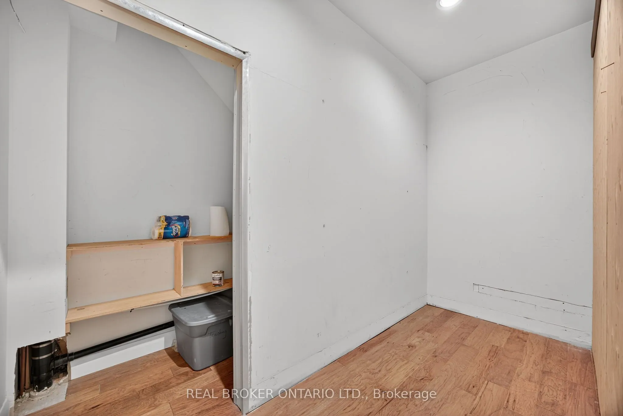 119 Dunlop Street E