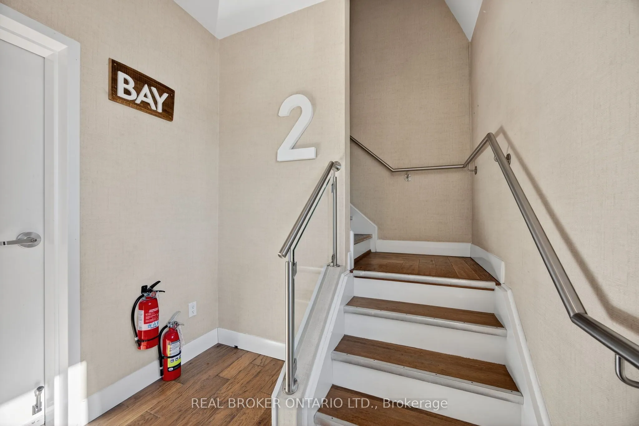 119 Dunlop Street E