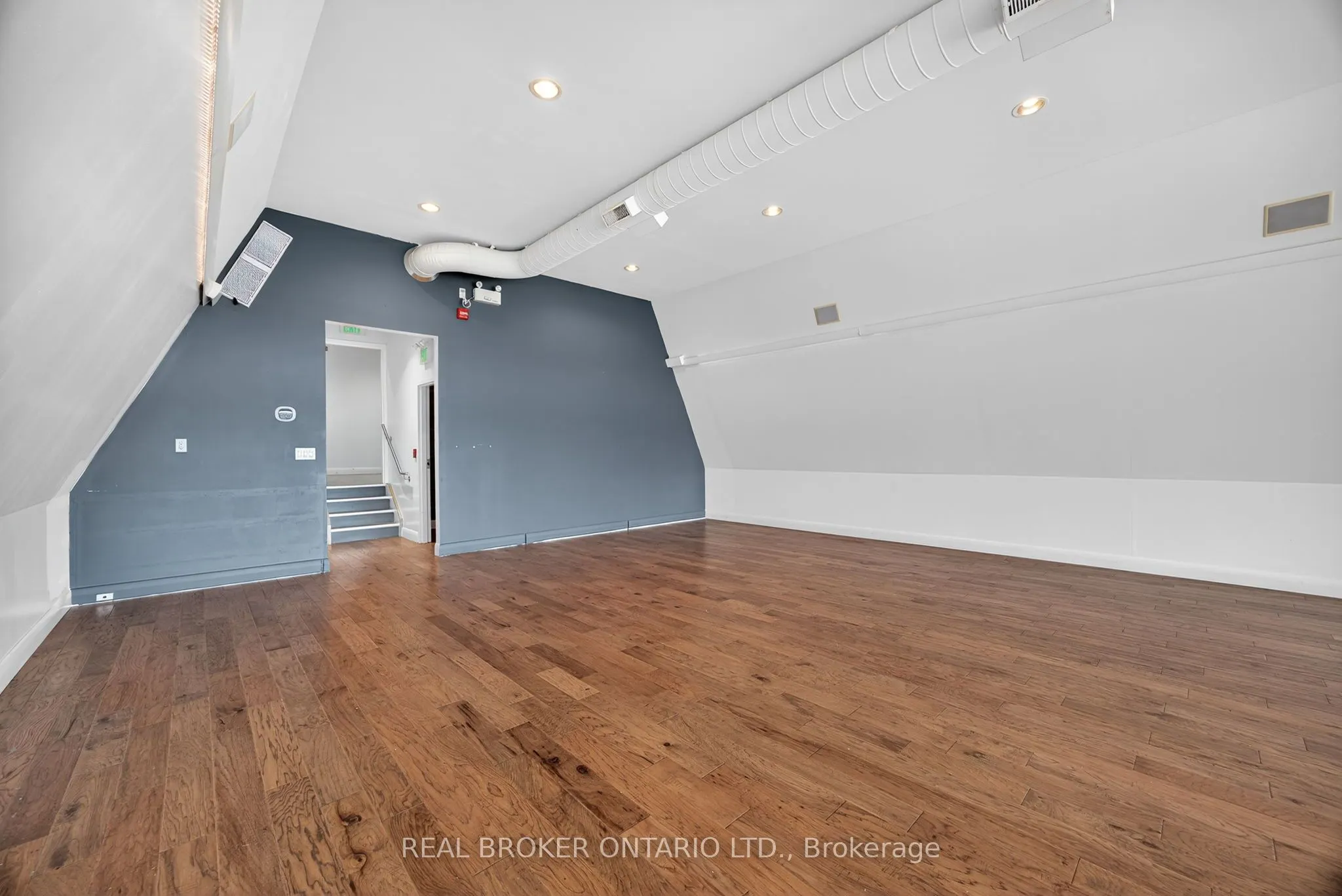 119 Dunlop Street E