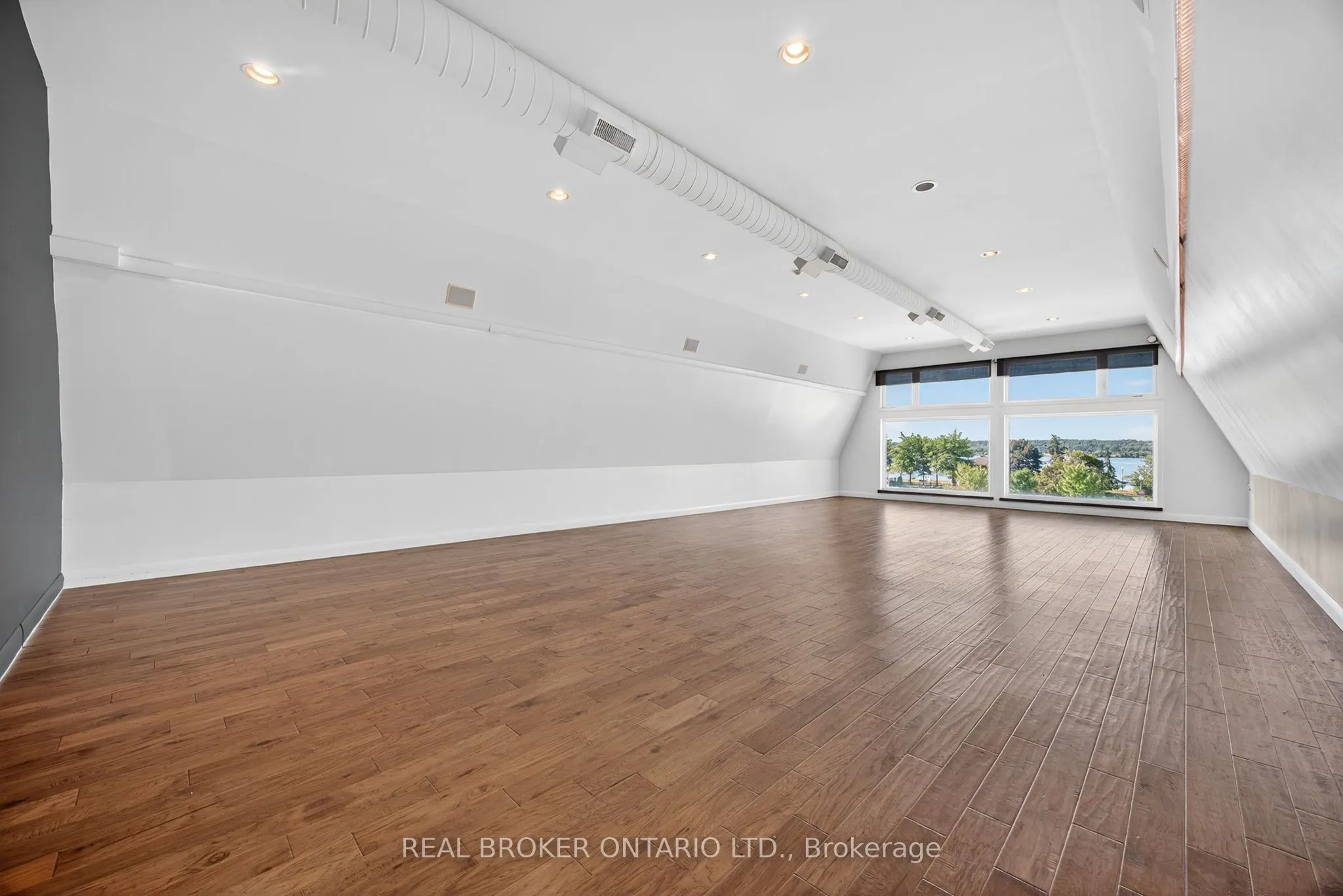 119 Dunlop Street E