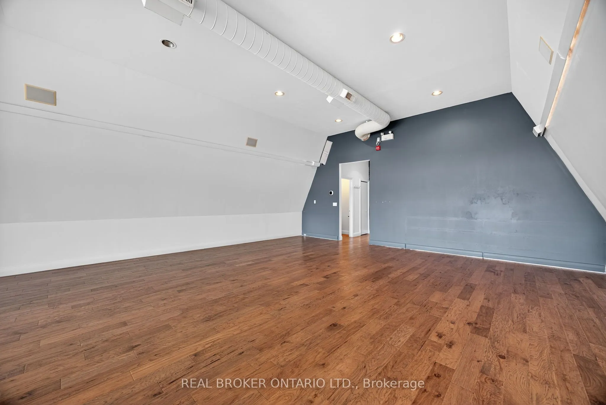 119 Dunlop Street E
