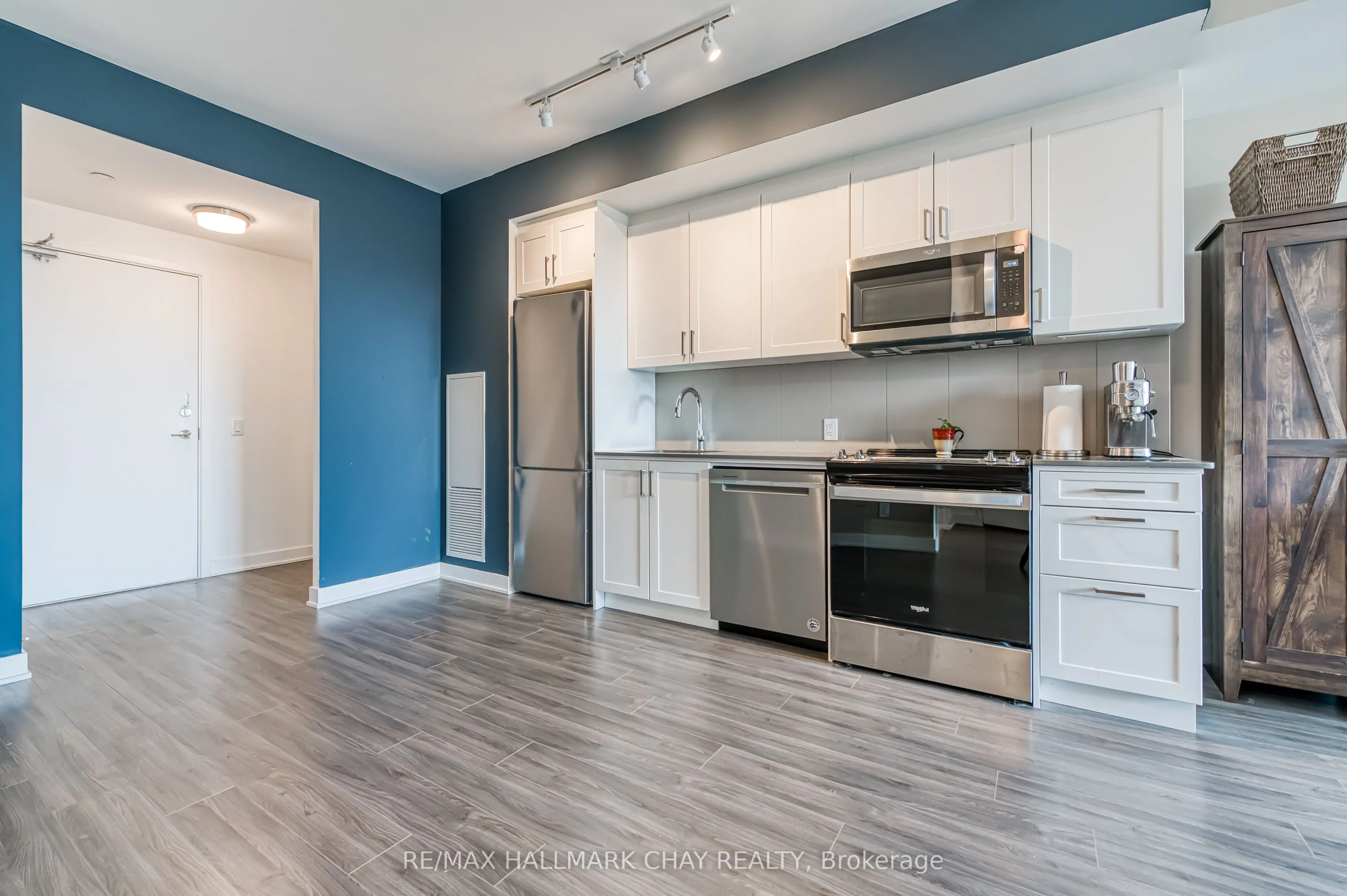 681 Yonge Street N, #217