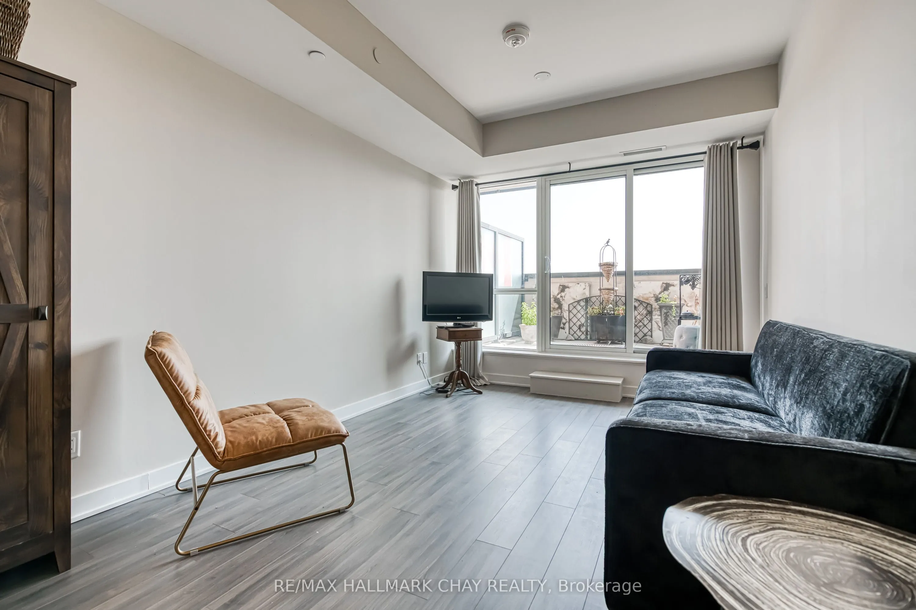 681 Yonge Street N, #217