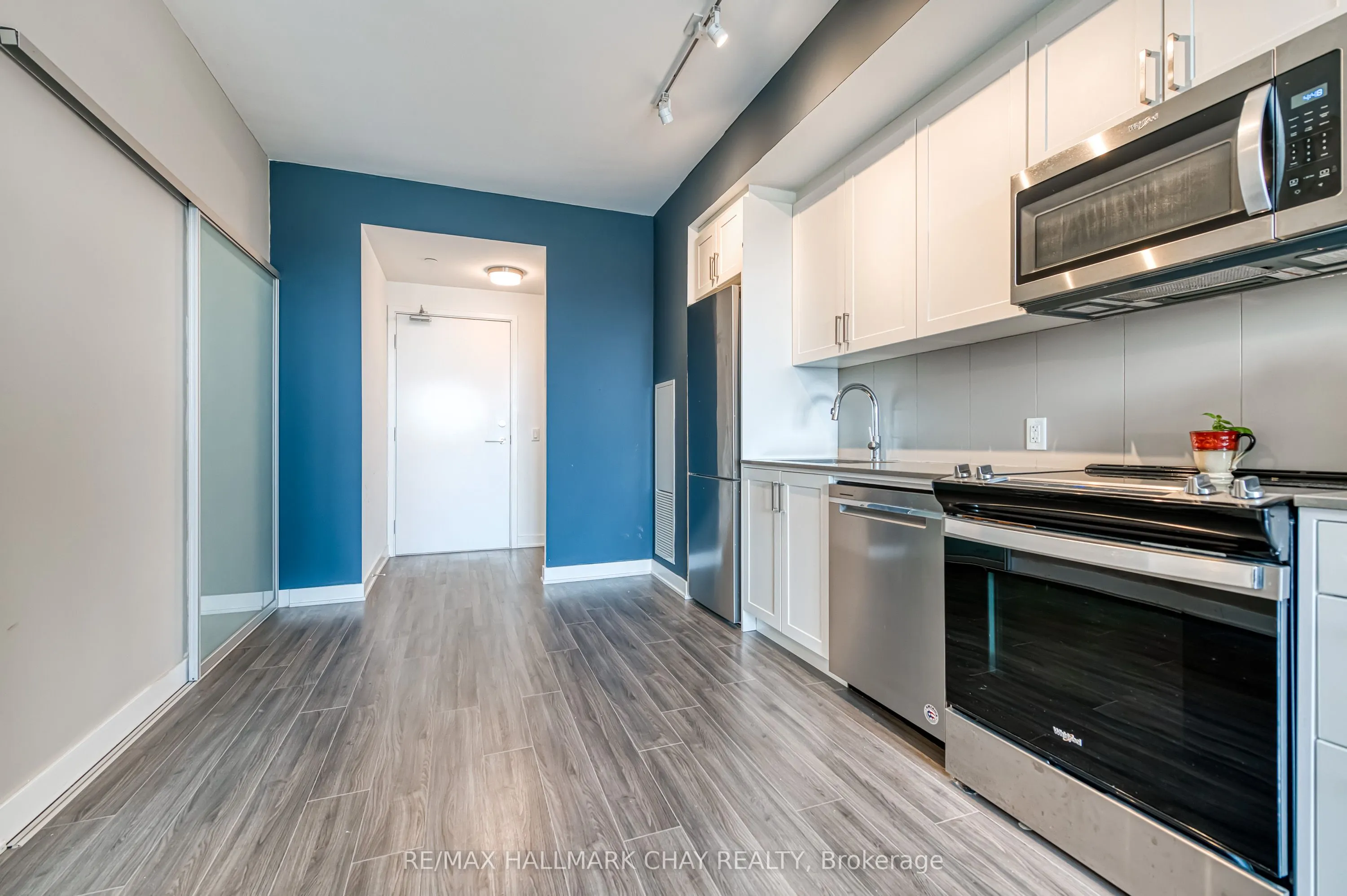 681 Yonge Street N, #217