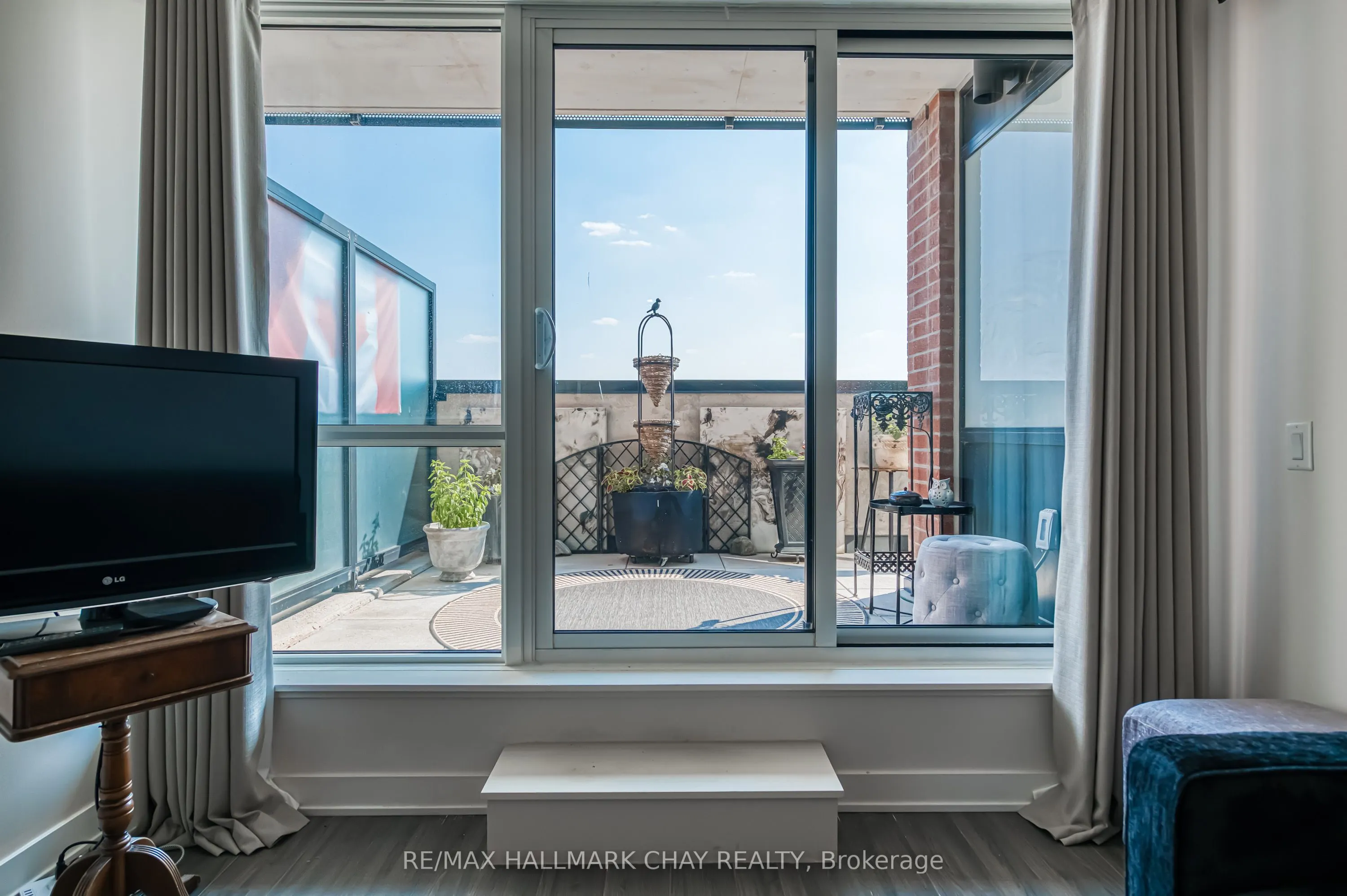 681 Yonge Street N, #217
