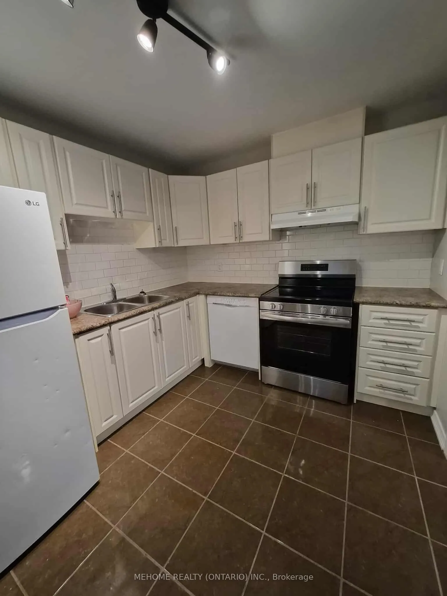 75 Prince William Way E, #24