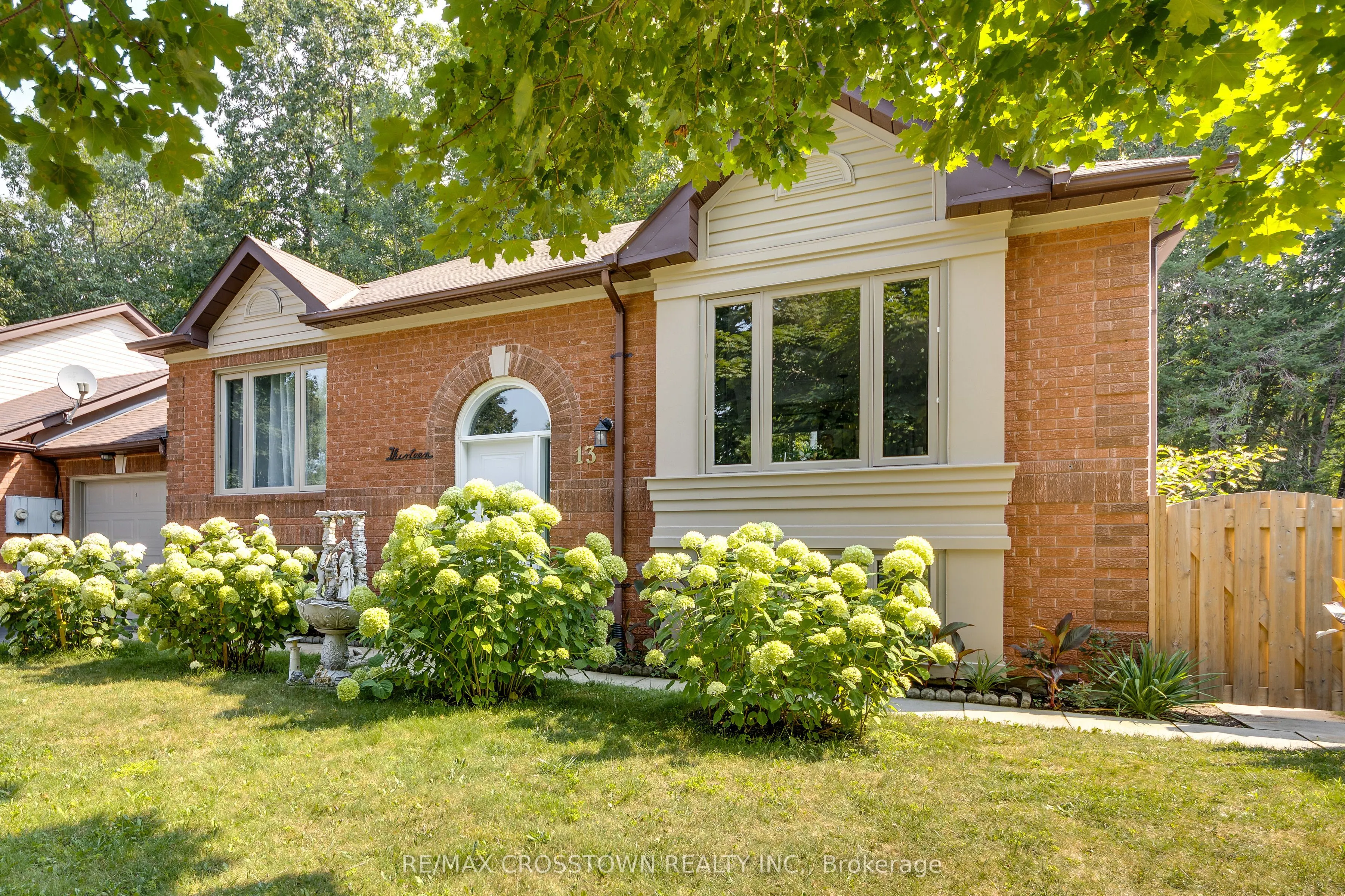 13 Harbour Crescent