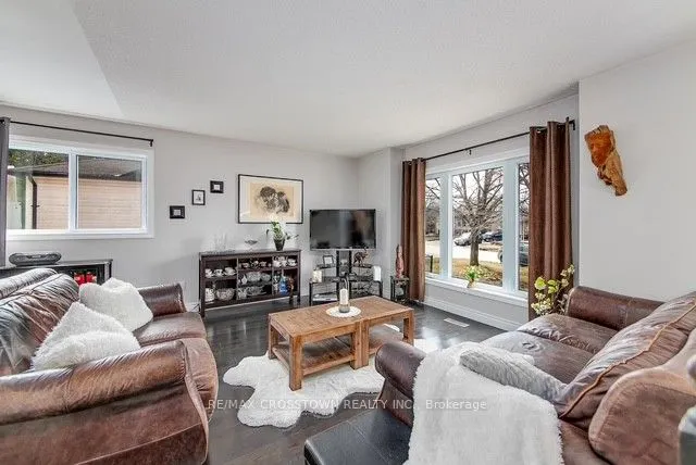 13 Harbour Crescent