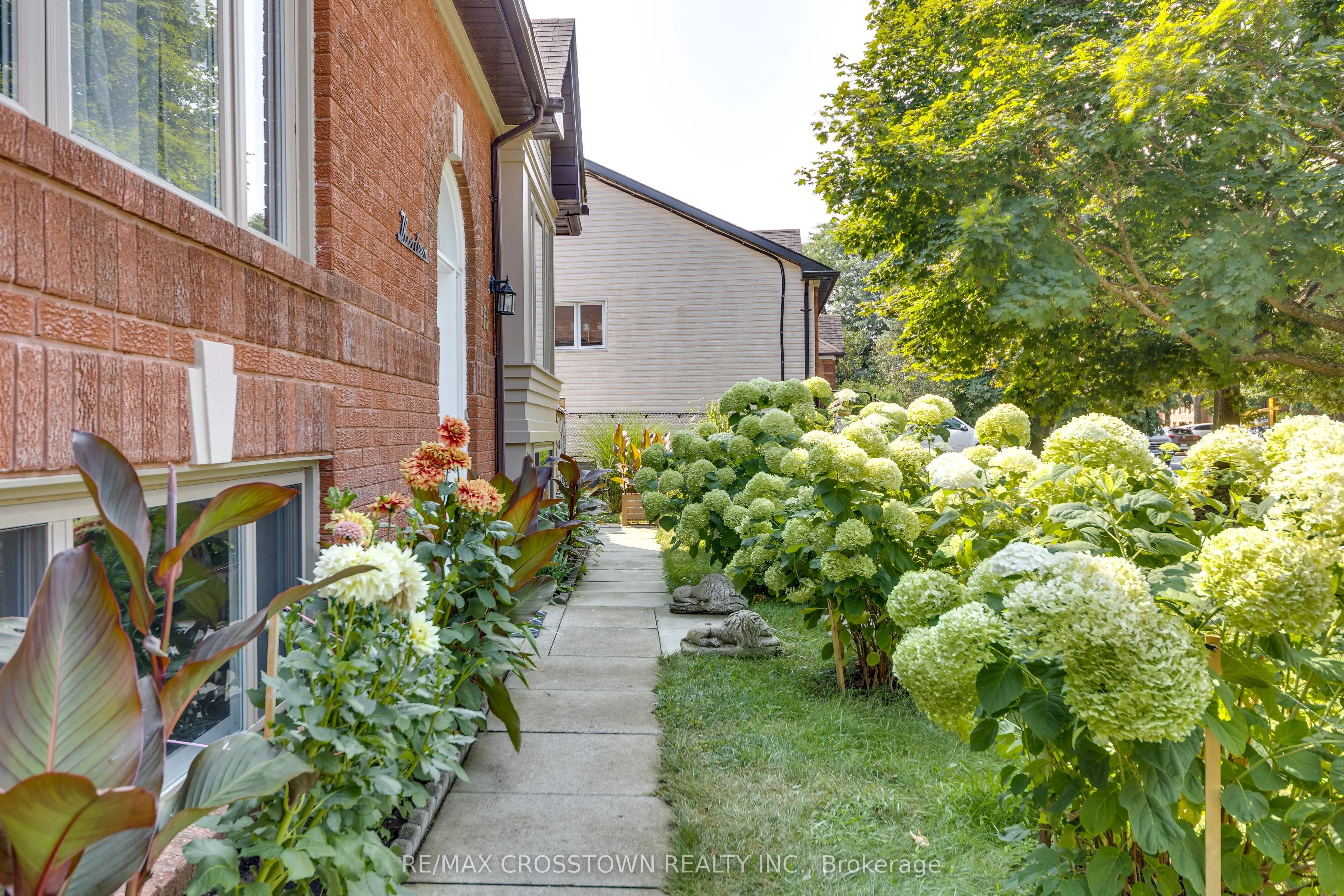 13 Harbour Crescent
