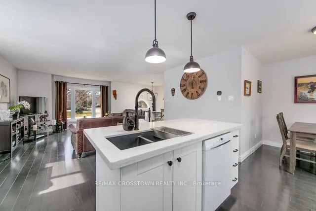 13 Harbour Crescent