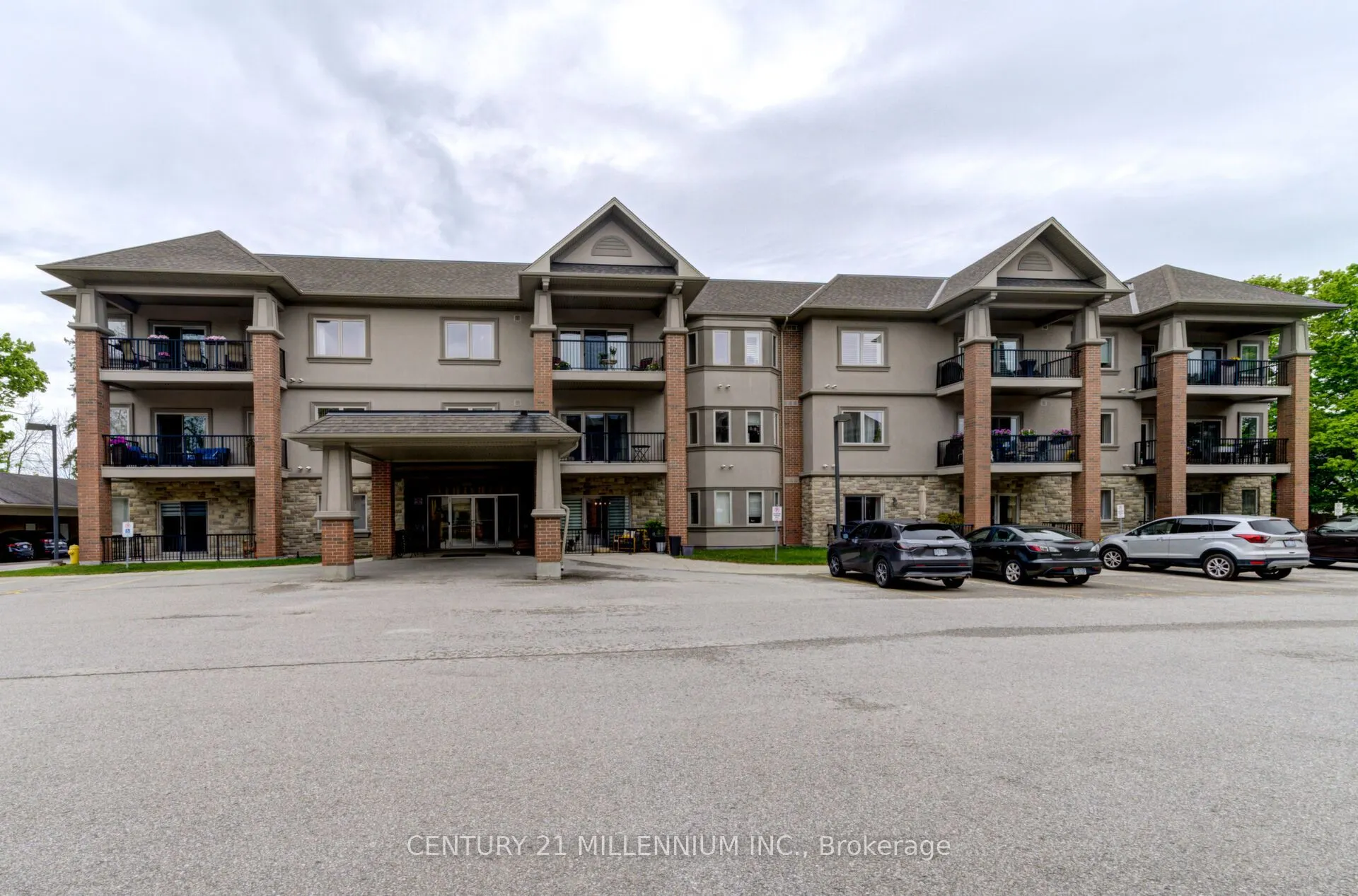 19A Yonge Street N, #208