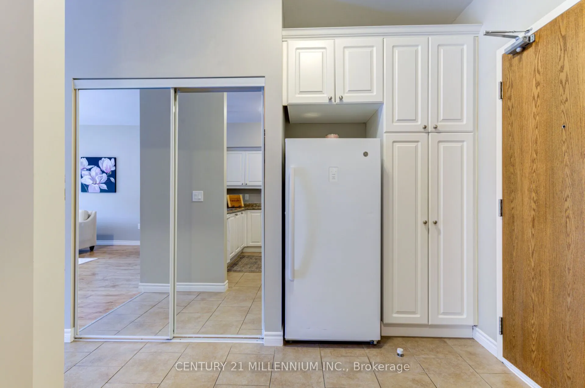 19A Yonge Street N, #208