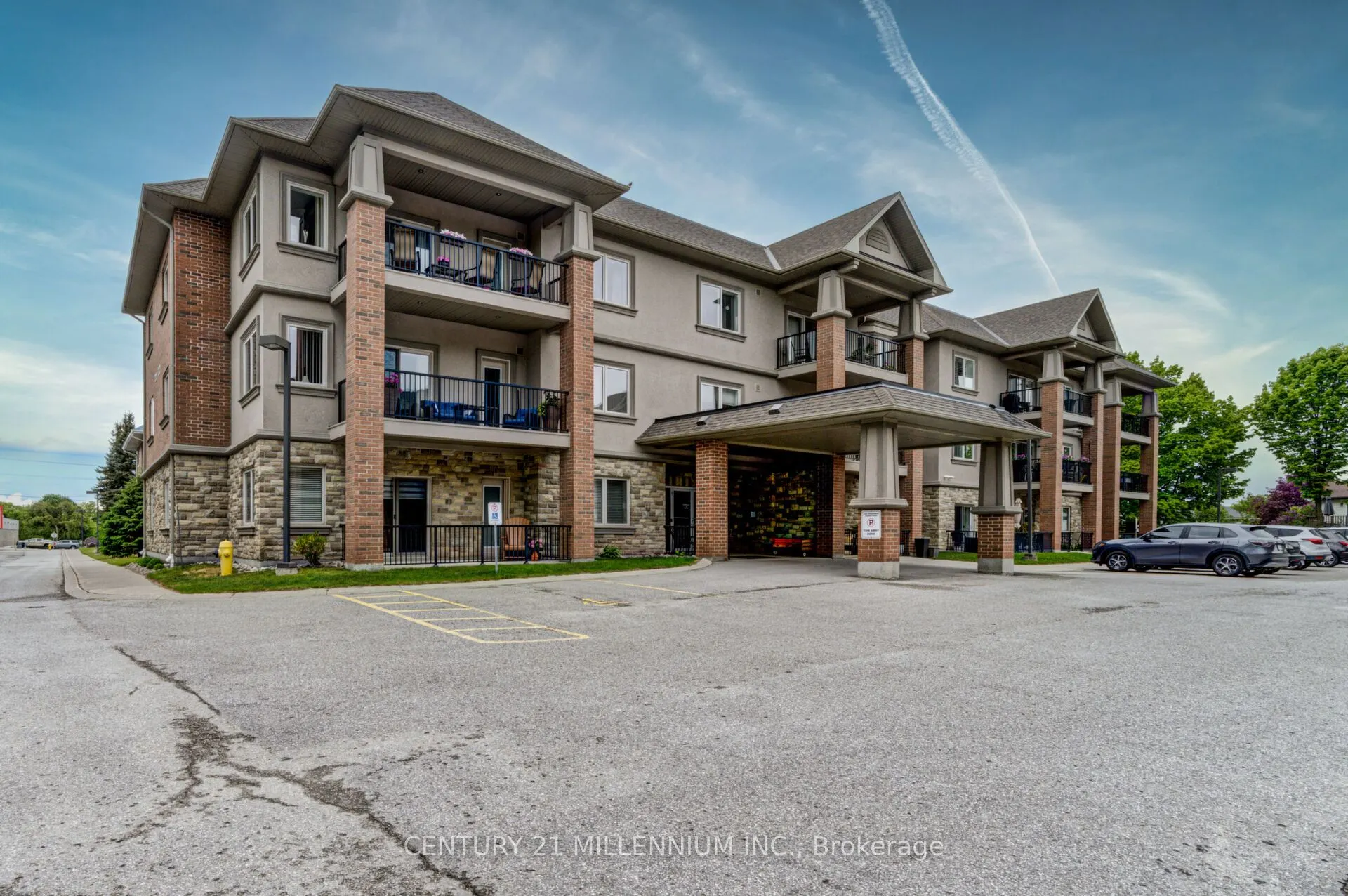 19A Yonge Street N, #208