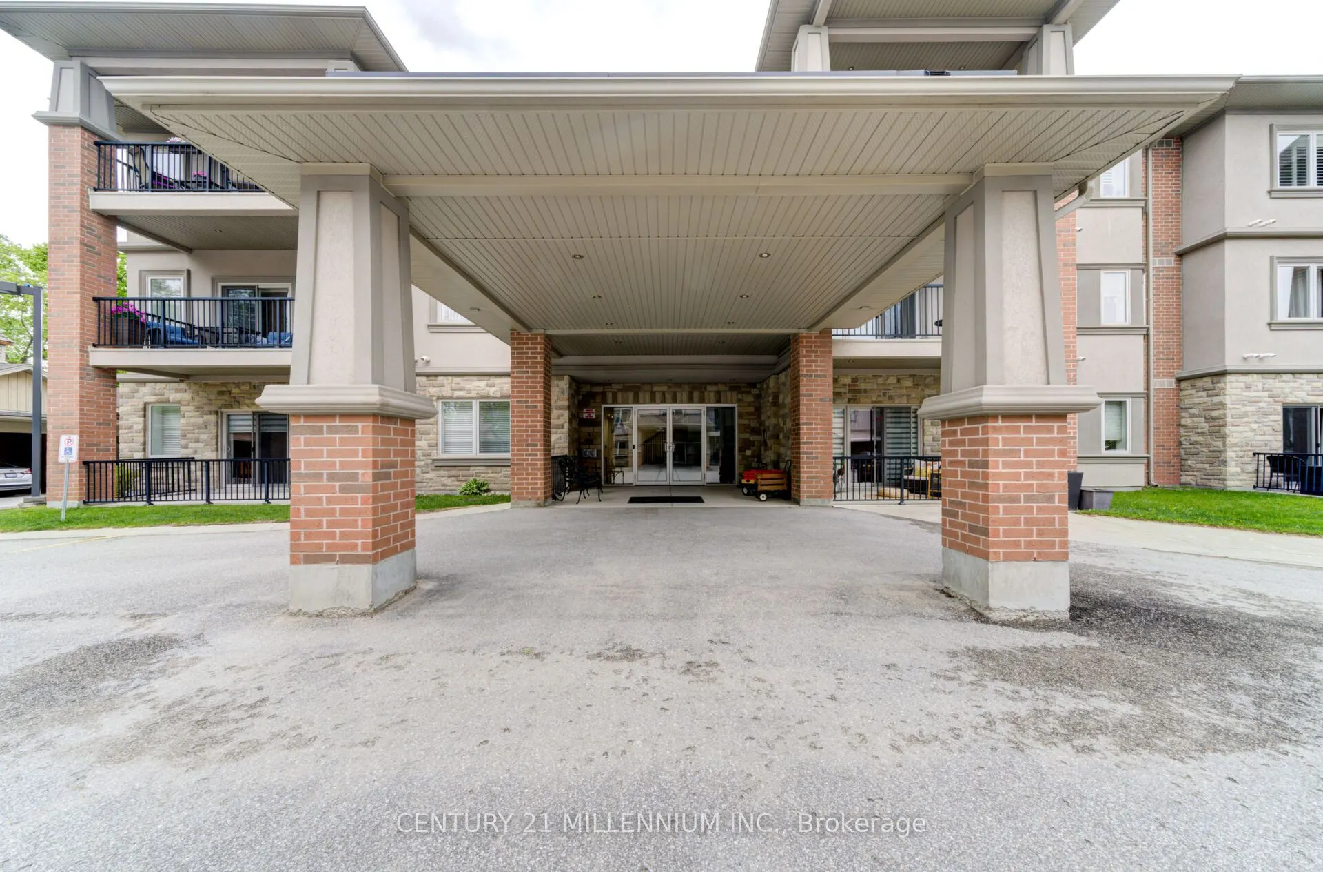 19A Yonge Street N, #208