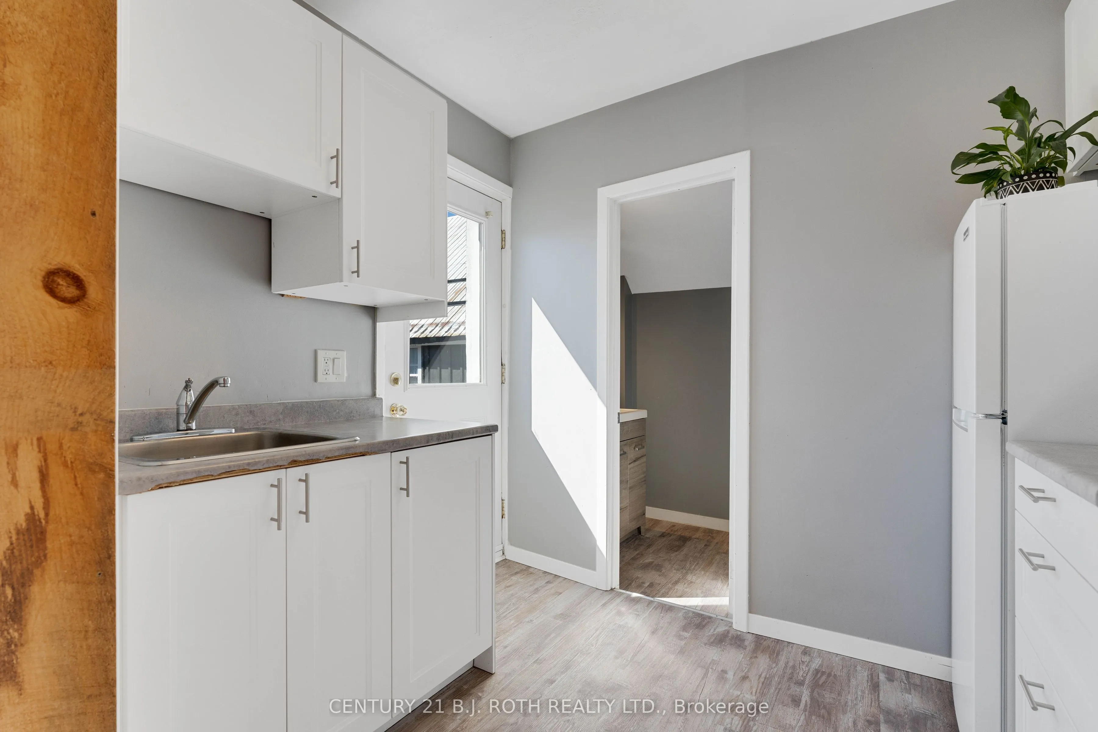 59 Mississaga Street W, #UPPER LEVEL UNIT