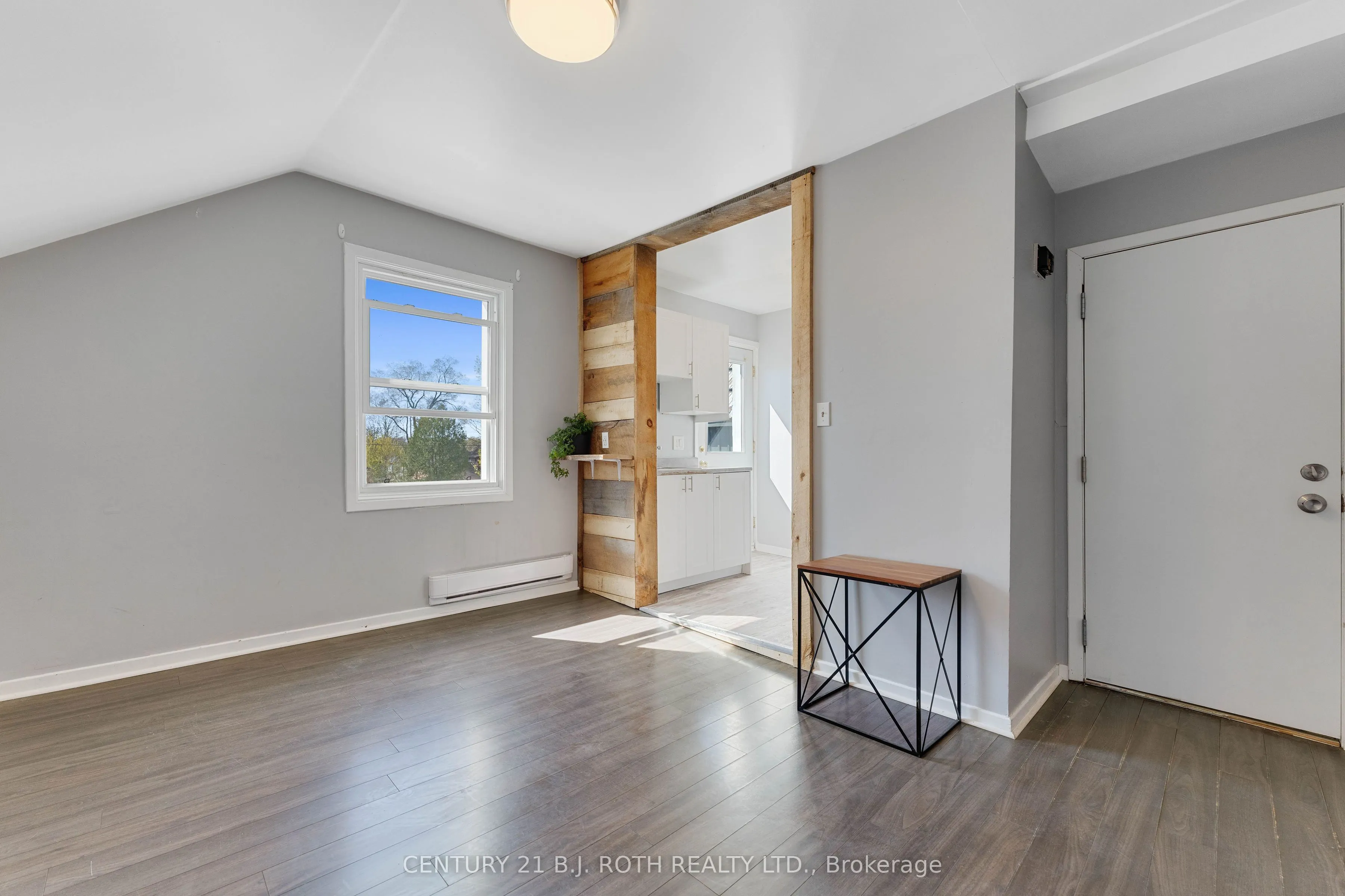 59 Mississaga Street W, #UPPER LEVEL UNIT