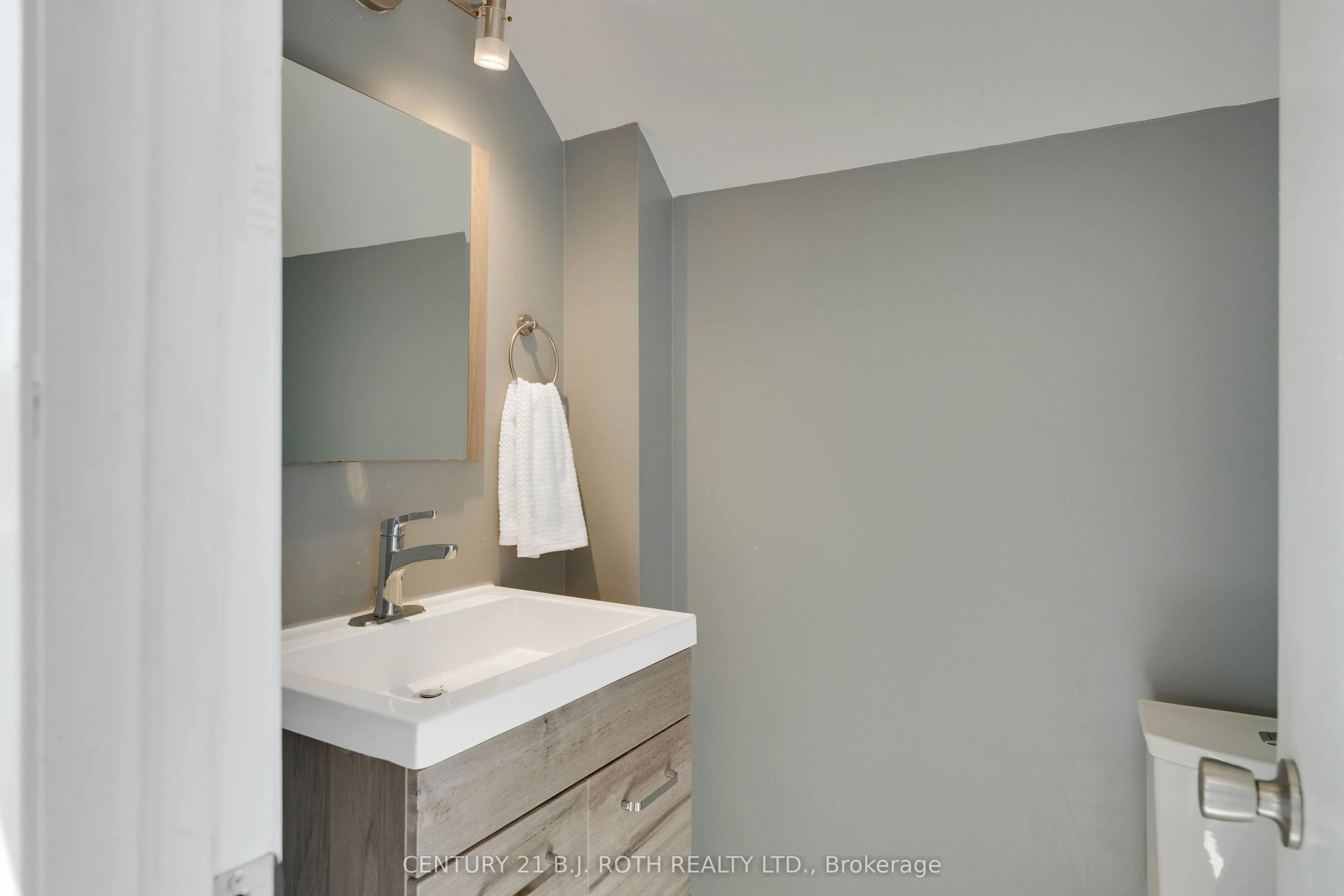 59 Mississaga Street W, #UPPER LEVEL UNIT