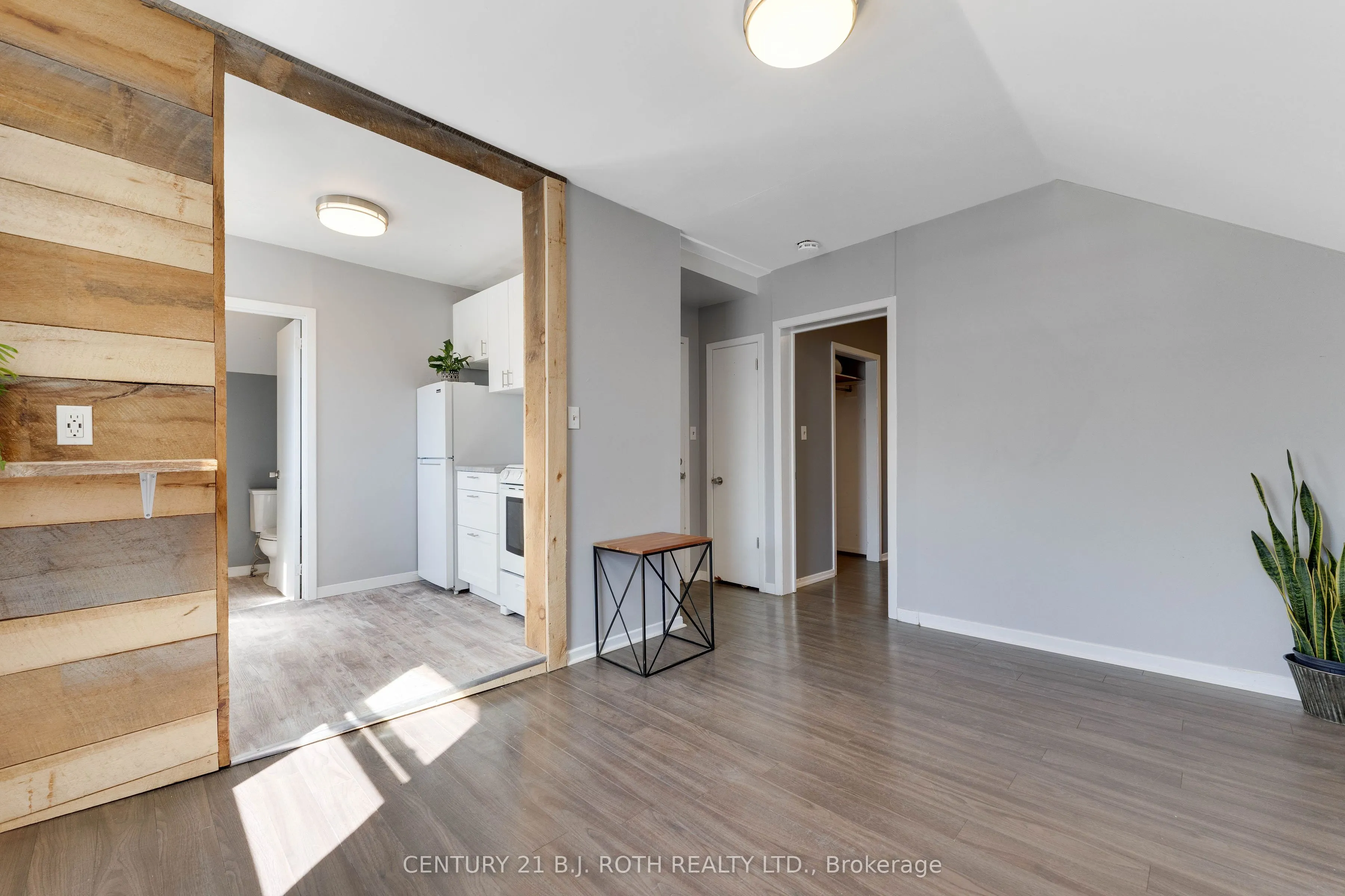 59 Mississaga Street W, #UPPER LEVEL UNIT