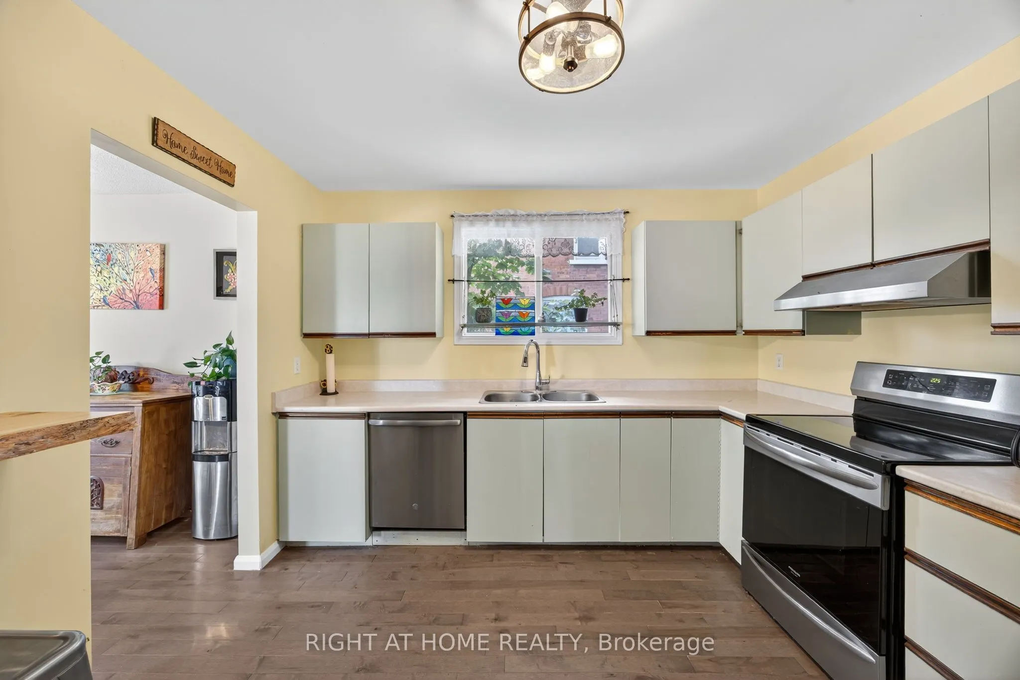 112 Borland Street E