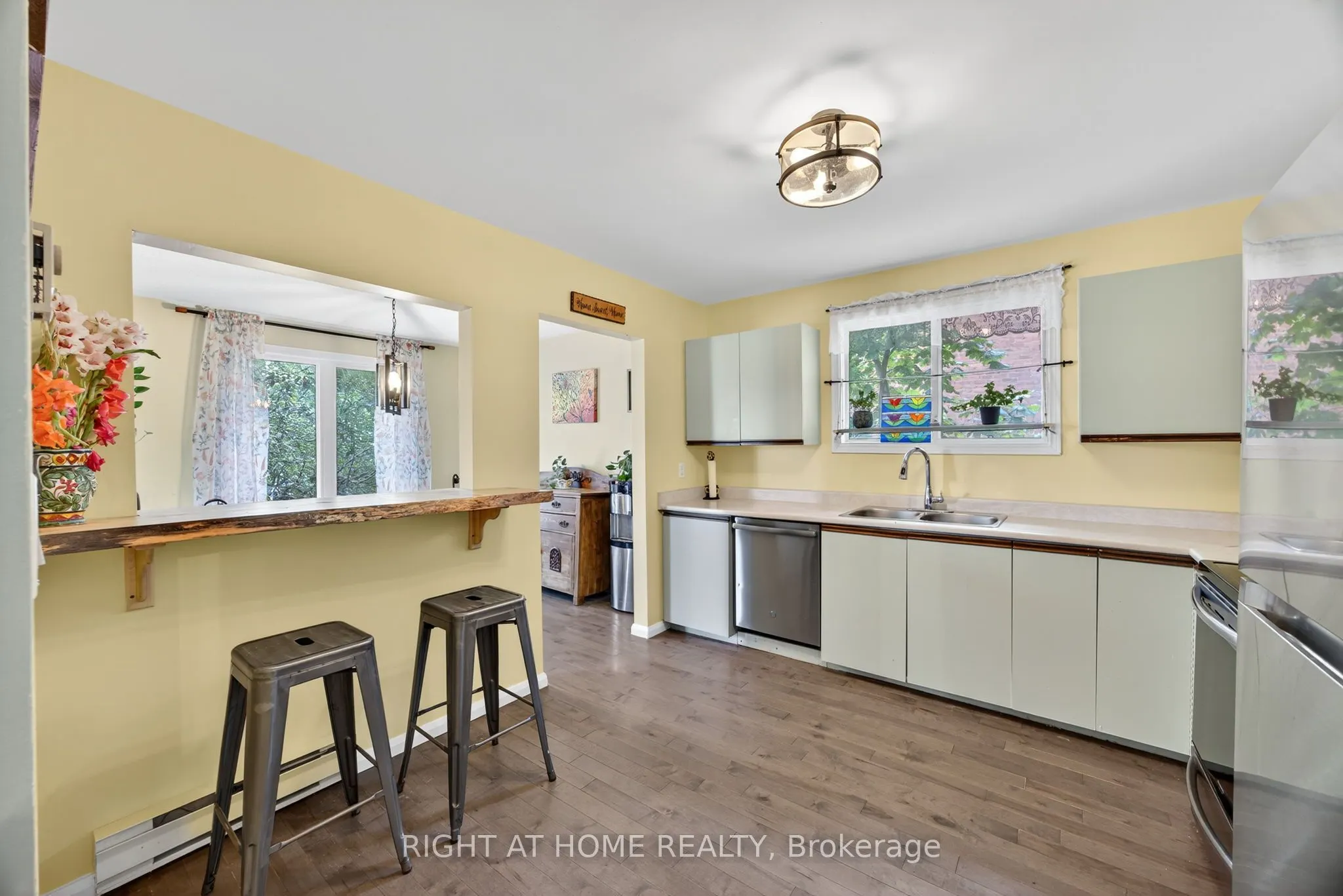 112 Borland Street E
