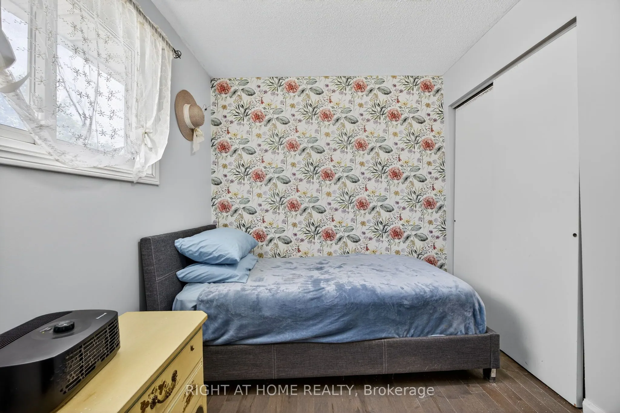 112 Borland Street E