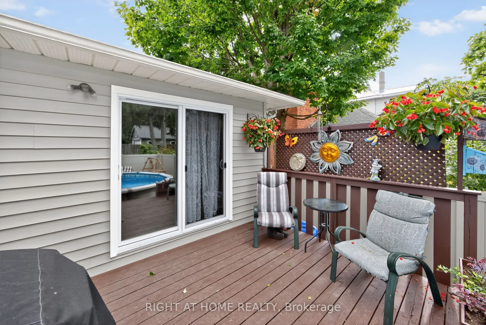 112 Borland Street E