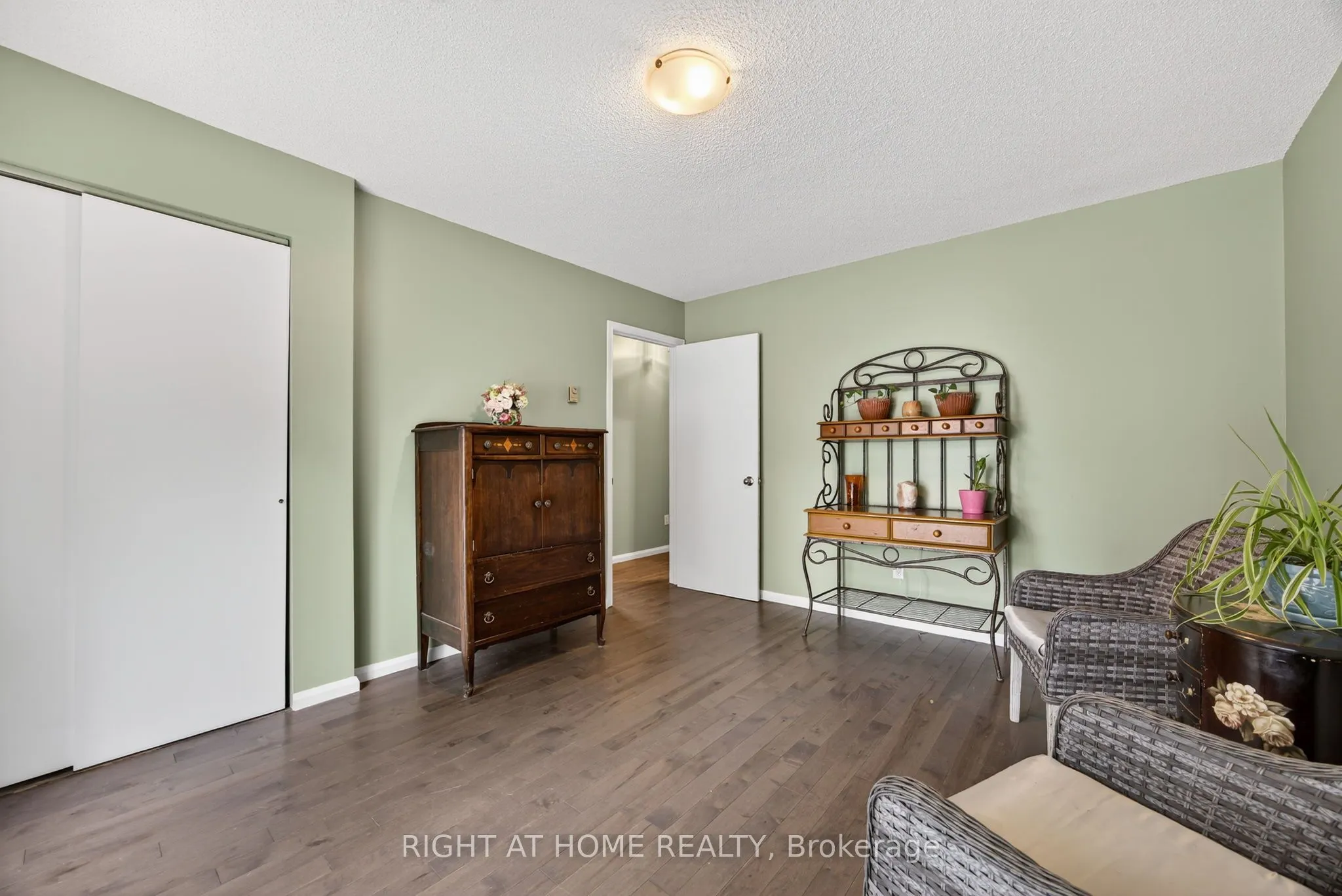 112 Borland Street E