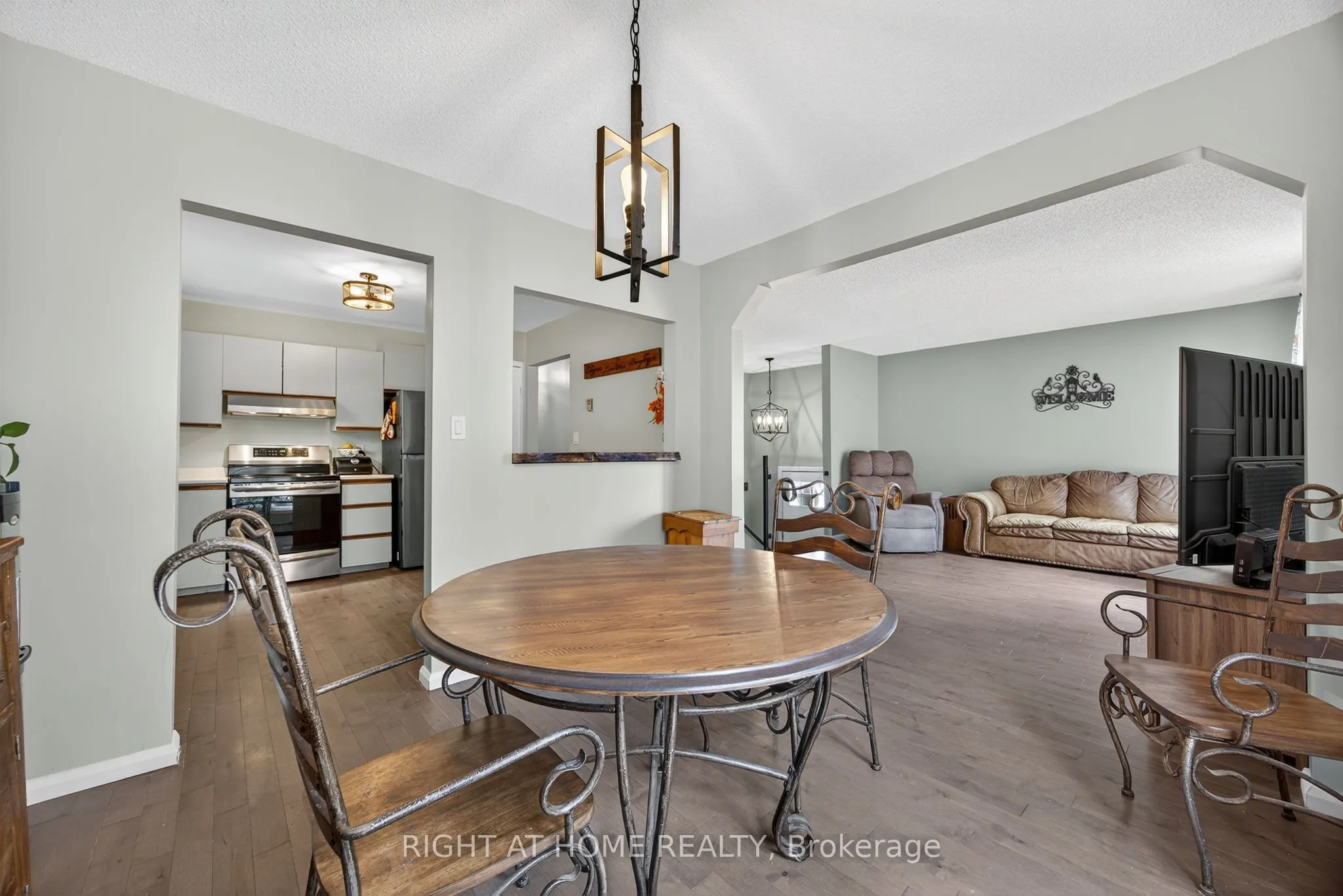 112 Borland Street E
