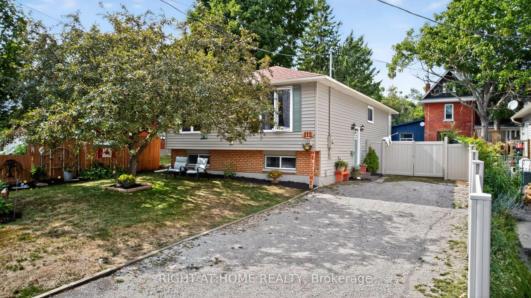 112 Borland Street E