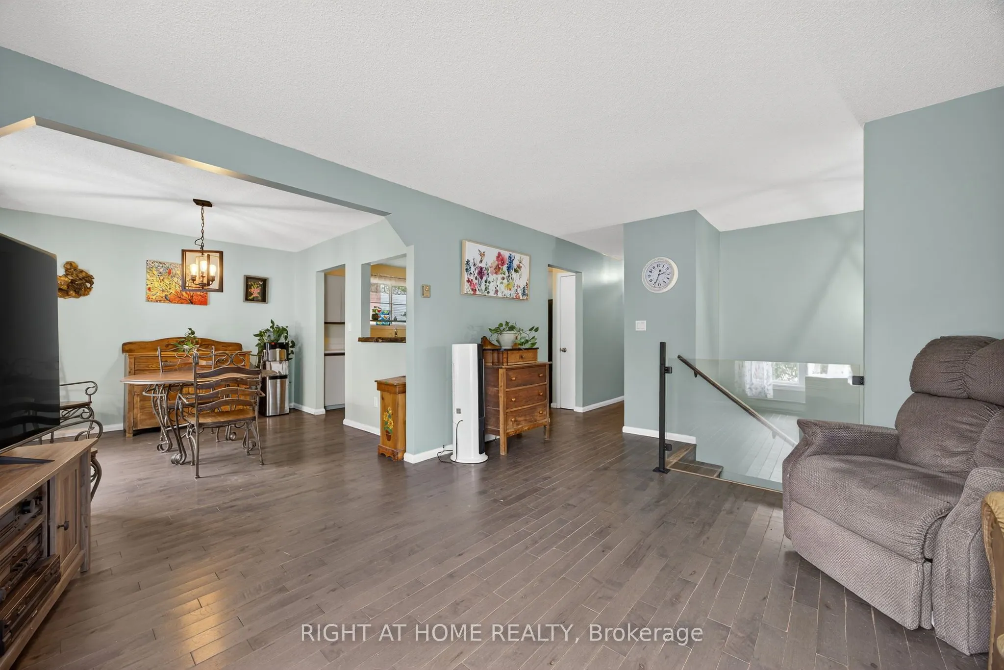 112 Borland Street E
